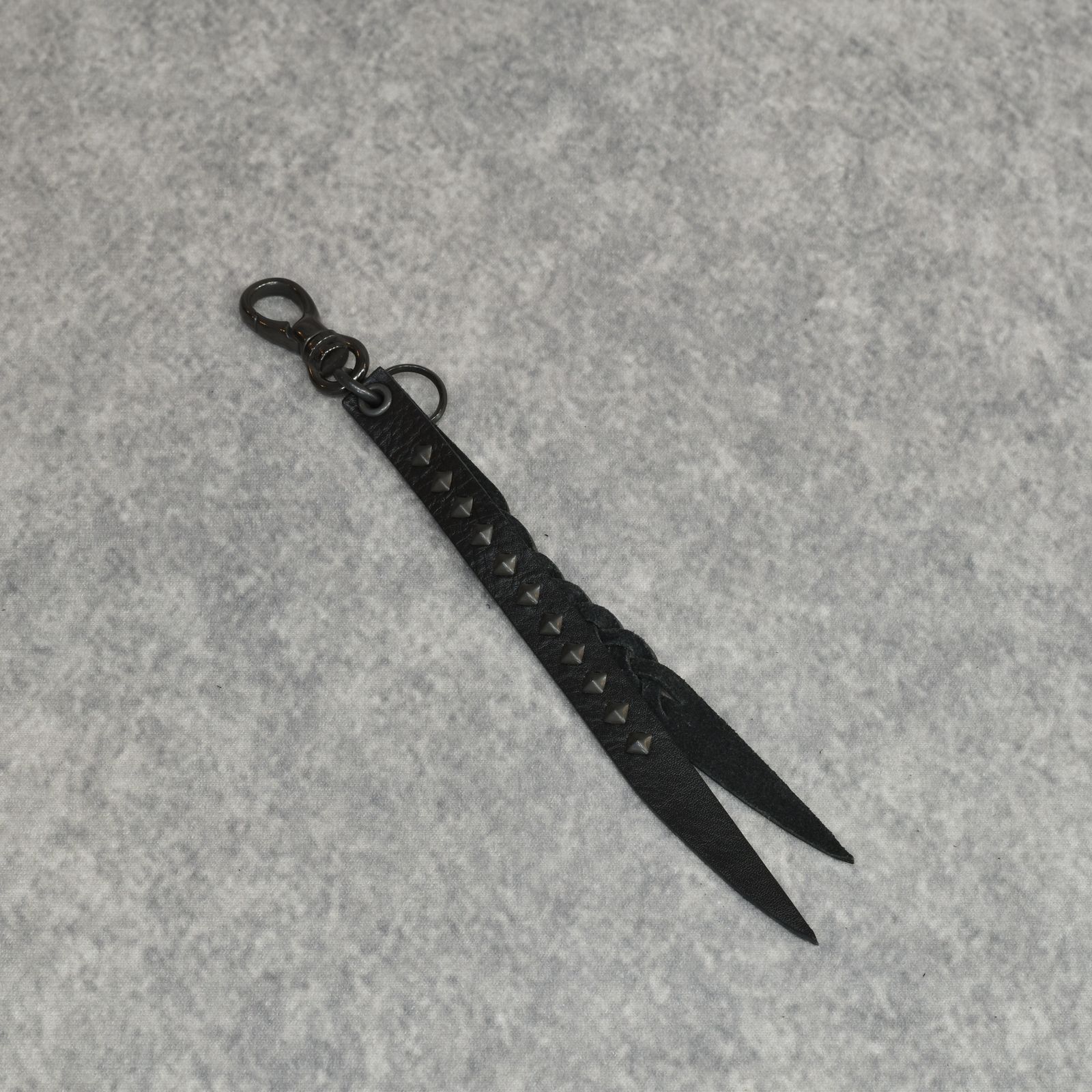 STUDS & KNITTING LEATHER SHORT KEY RING ＜TYPE B＞ (BLACK/BLACK) / スタッズレザー 編み込みレザー ショートタイプ キーリング キーホルダー