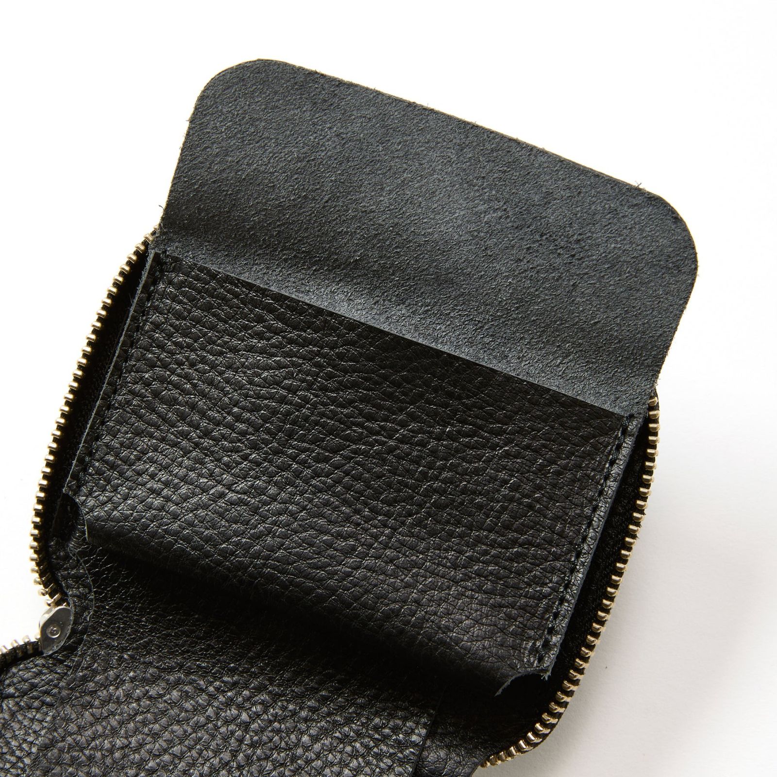 PLANE LEATHER ZIP MULTI WALLET ＜STUDS CHARM＞ (BLACK)｜プレーン レザー ラウンドジップ マルチウォレット 二つ折り財布 ＜スタッズチャーム＞｜CL-25AW019LE