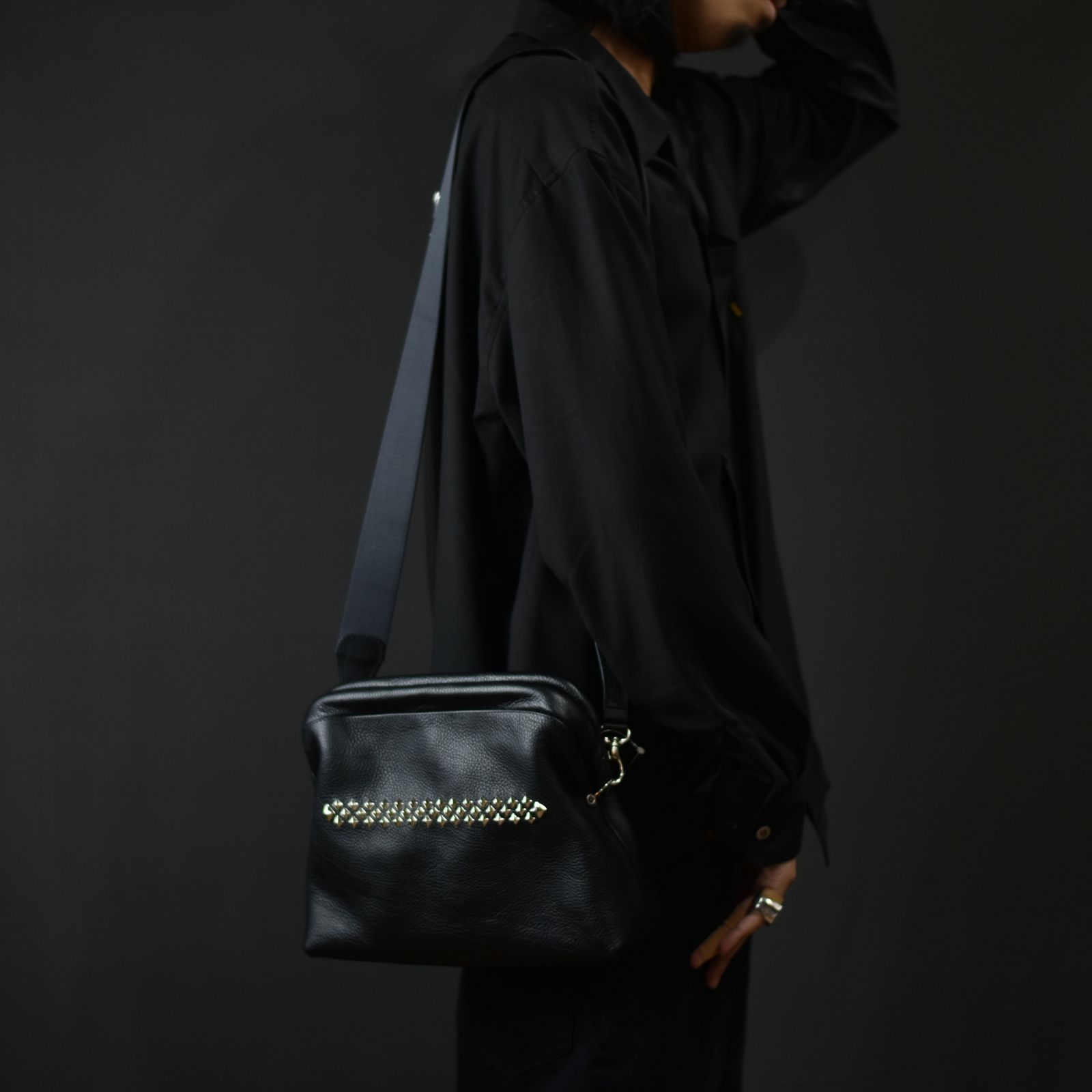 CALEE - STUDS LEATHER SHOULDER BAG (Black) / スタッズ レザー 