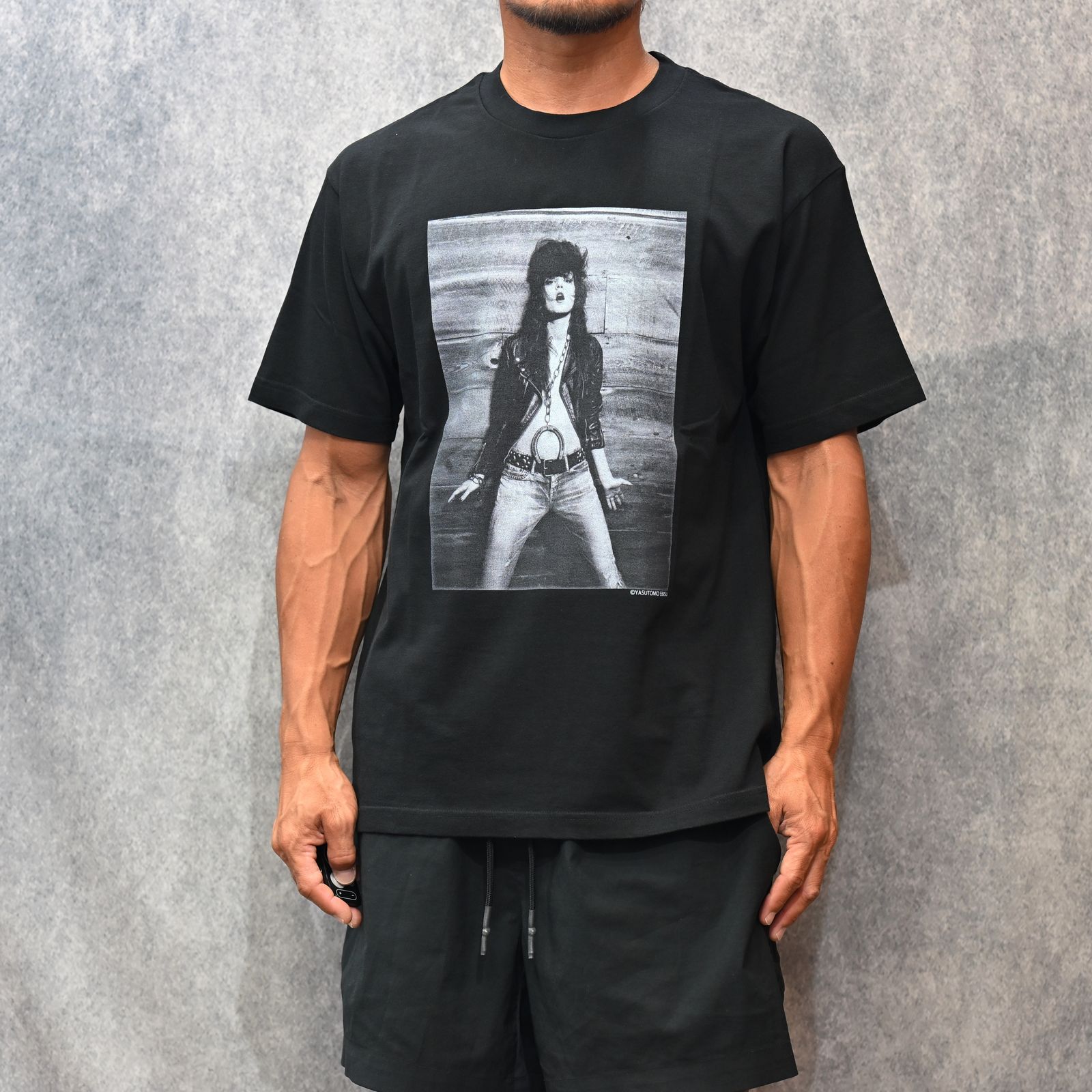 Stie-lo × Irina.L "The front" T-SH （BLACK） / プリントTシャツ （ブラック） 25MND-STL008