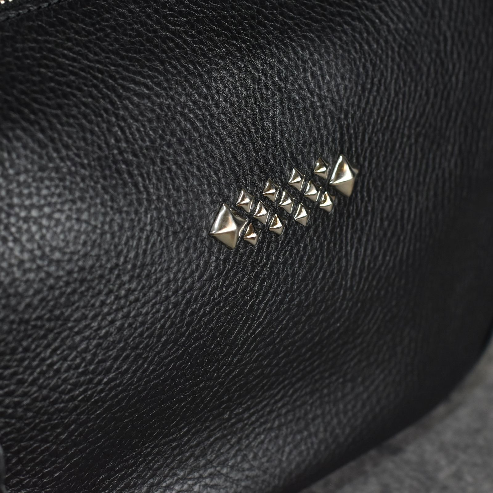 CALEE - STUDS LEATHER SHOULDER BAG <REGULAR> (BLACK CALEE - STUDS LEATHER SHOULDER BAG <REGULAR> (BLACK