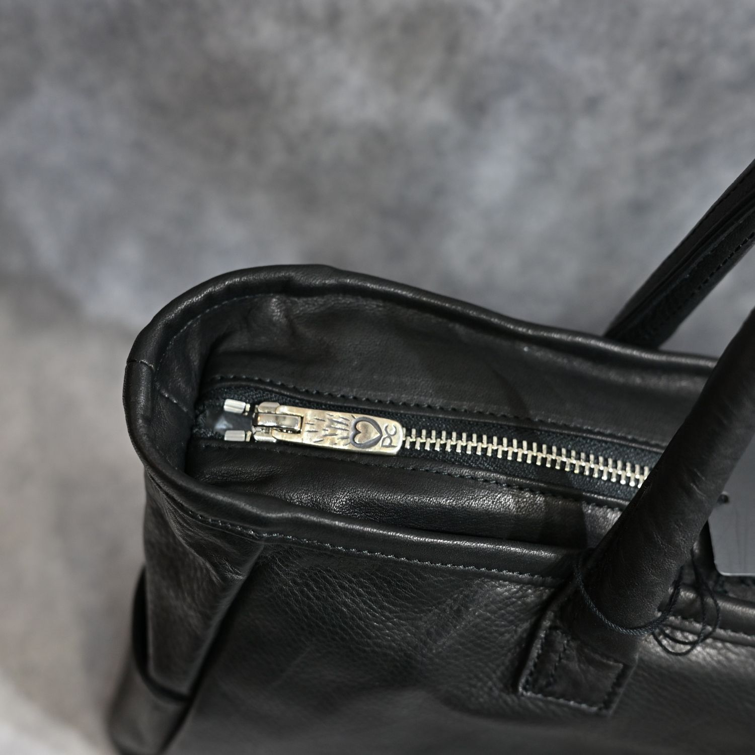 PC RIDERS LEATHER TOTE BAG M W/SILVER ZIPPER （BLACK）｜トートバッグ （ブラック）｜BFA-P-017-3697