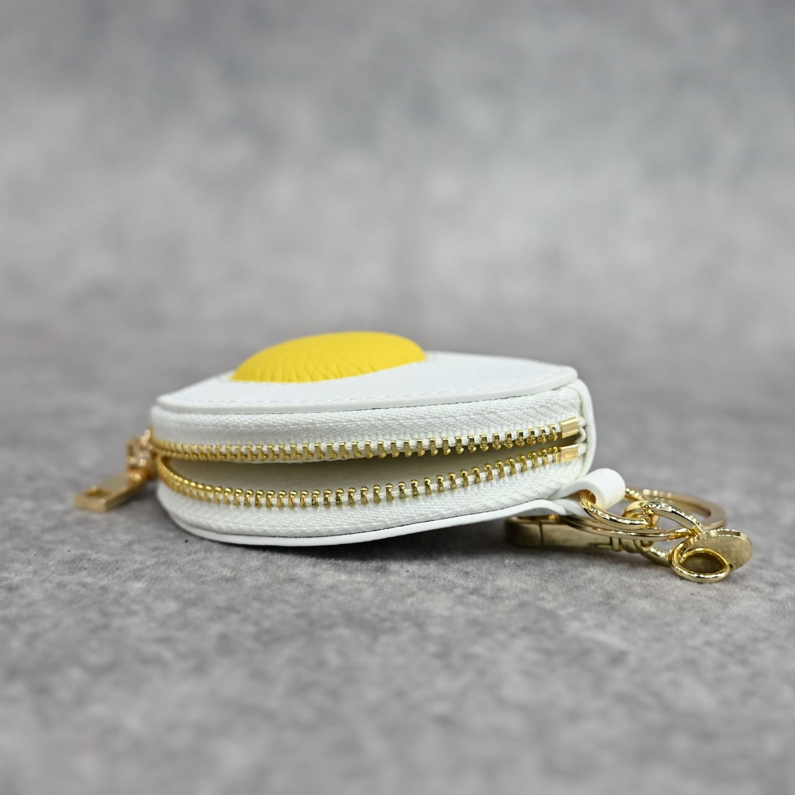 マルコモンドコラボレザーチャーム Egg coincase （WHT×YEL） チャーム キーリング ケース