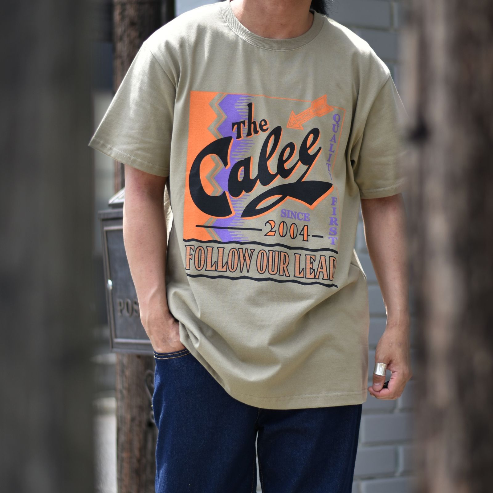 CALEE - CALEE SIGN BOARD T‐SHIRT ＜NATURALLY PAINT DESIGN＞ (BEIGE ...
