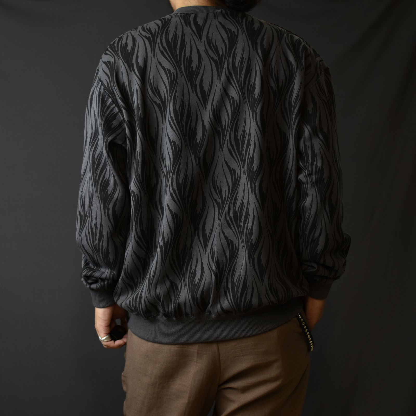 CALEE - FEATER PATTERN CREW NECK SW (CHARCOAL) / フェザー柄 クルー