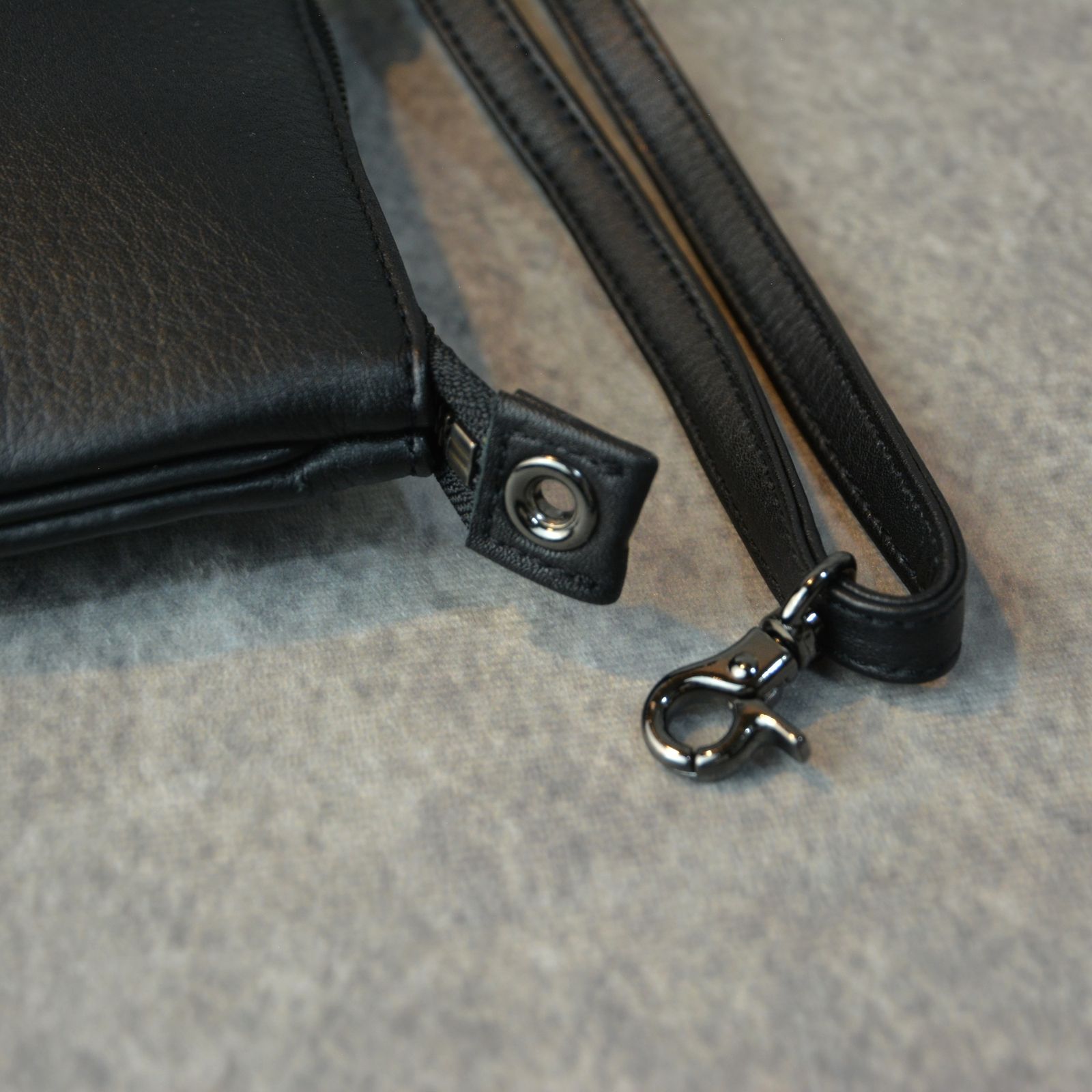 Signature pouch sacoche (BLACK) ロゴ刺繍 サコッシュ（ブラック）