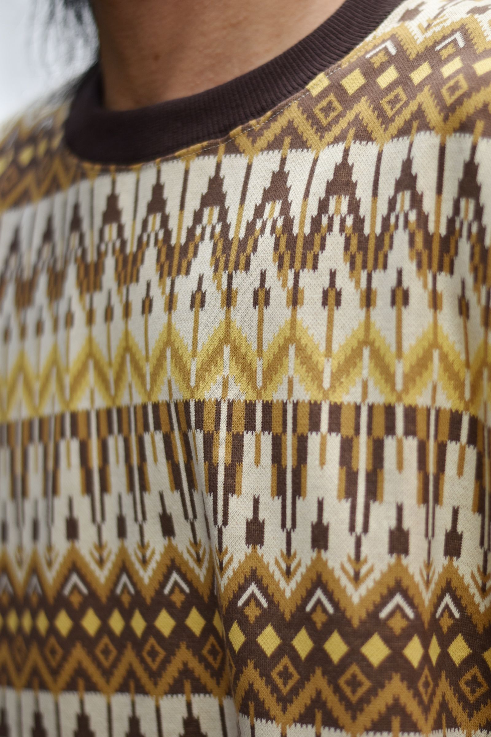 JACQUARD BORDER DROP SHOULDER L/S CUTSEW (BROWN)