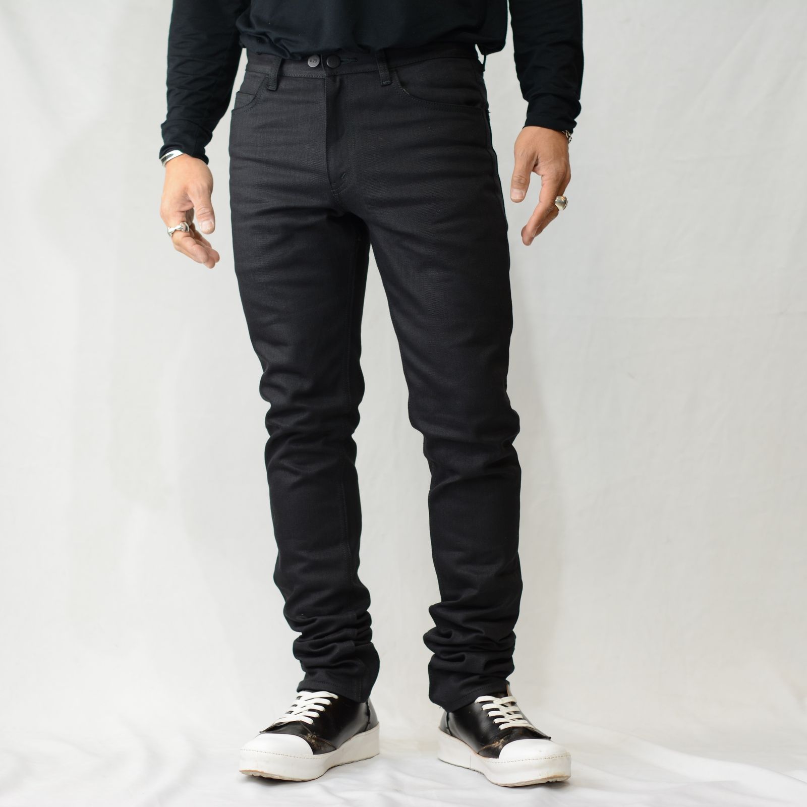 STRAIGHT DENIM”