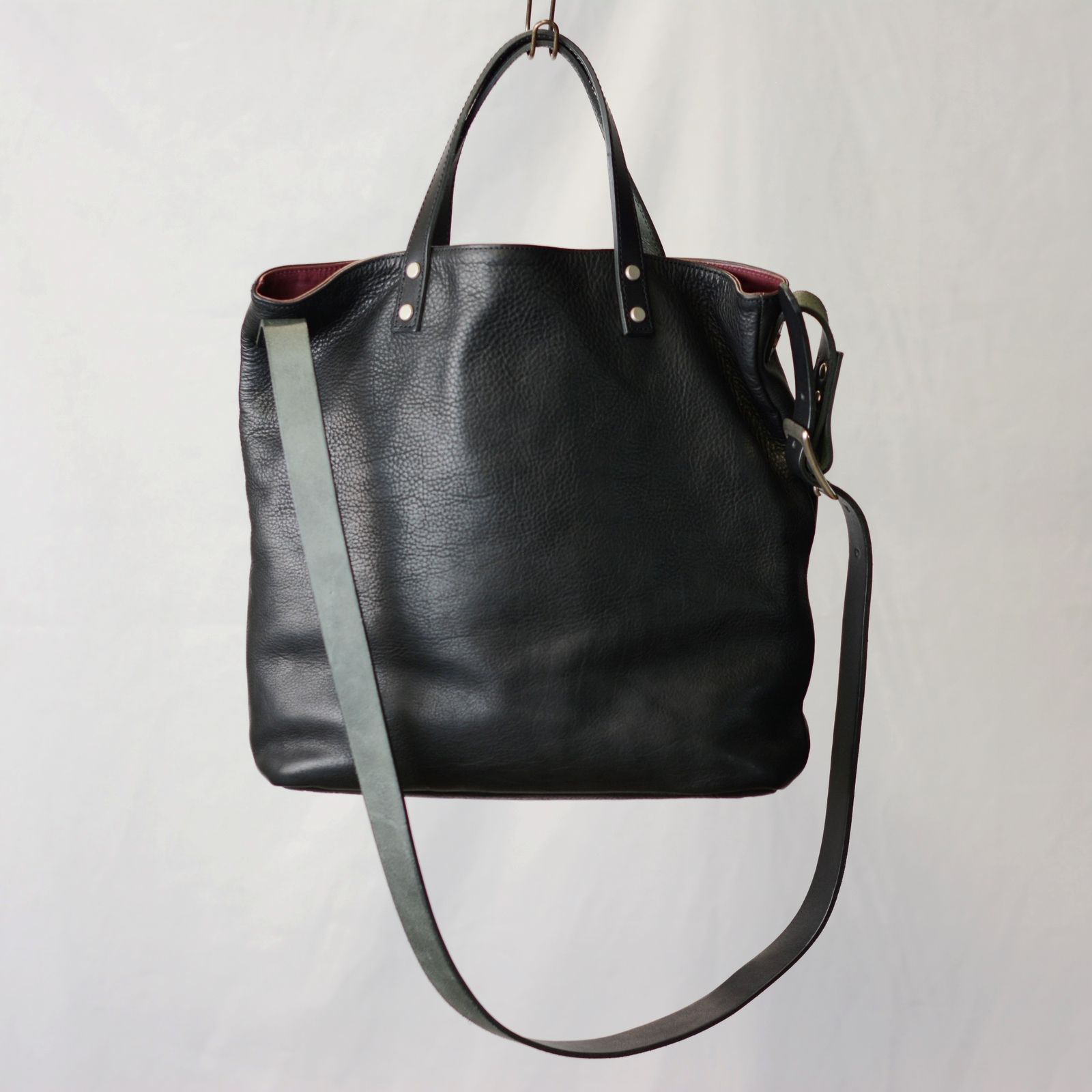 GUIDI バイソンレザー ショルダーバッグ （ブラック）