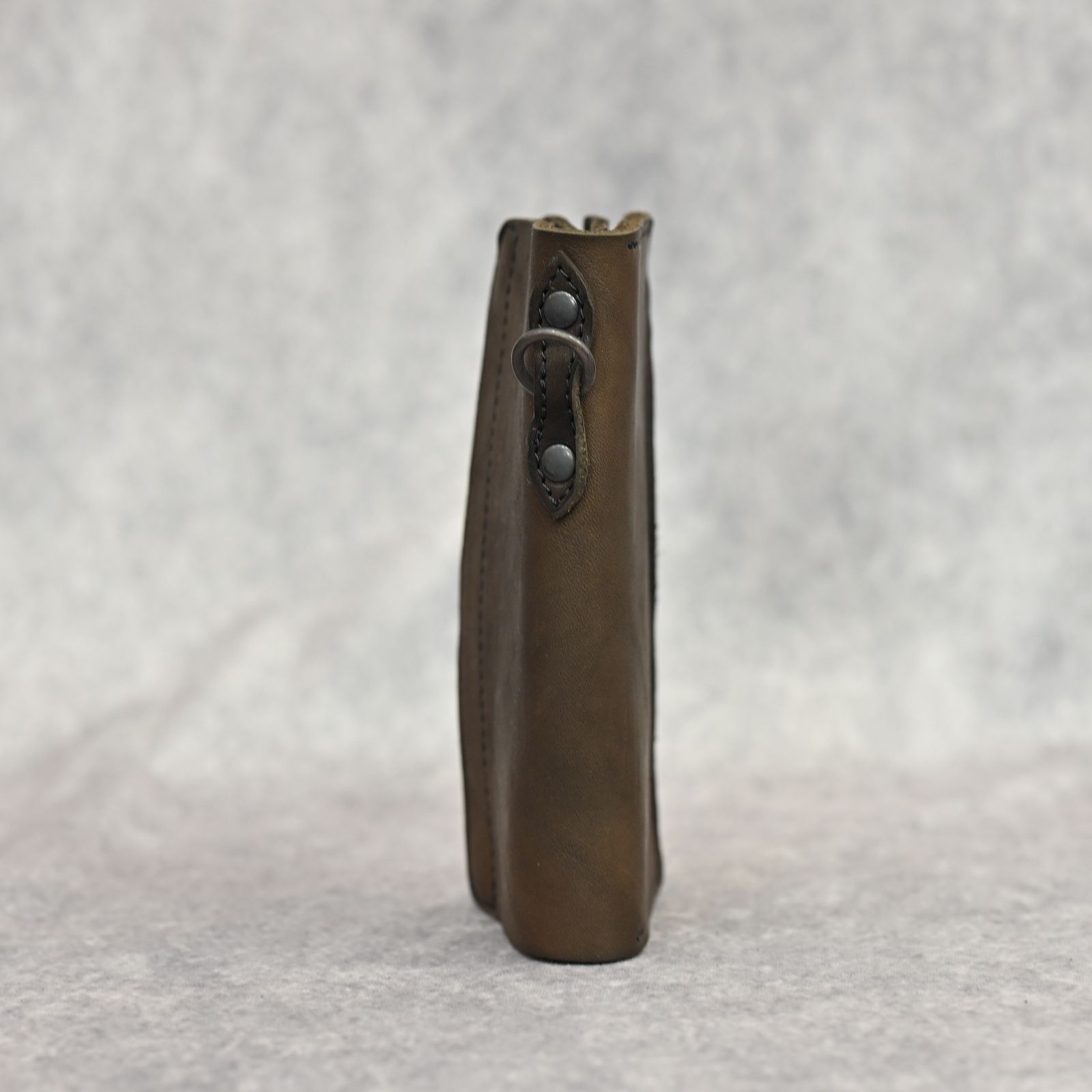 ジャパンショルダー製品染め ラージトラッカーウォレット （KHAKI）｜318-38