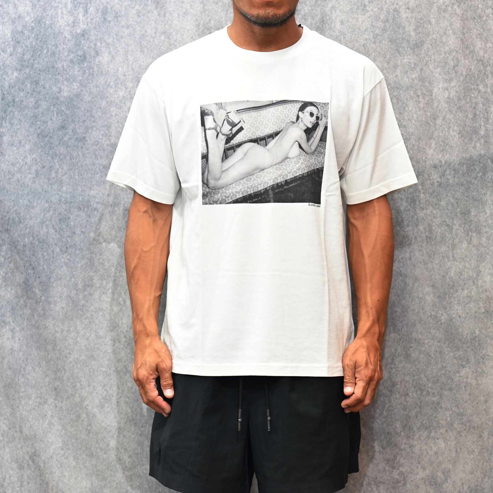 Jonathan Leder × Stie-lo "OLIVIA" Crewneck T-SH （WHITE） / プリントTシャツ （ホワイト） 25MND-STL004