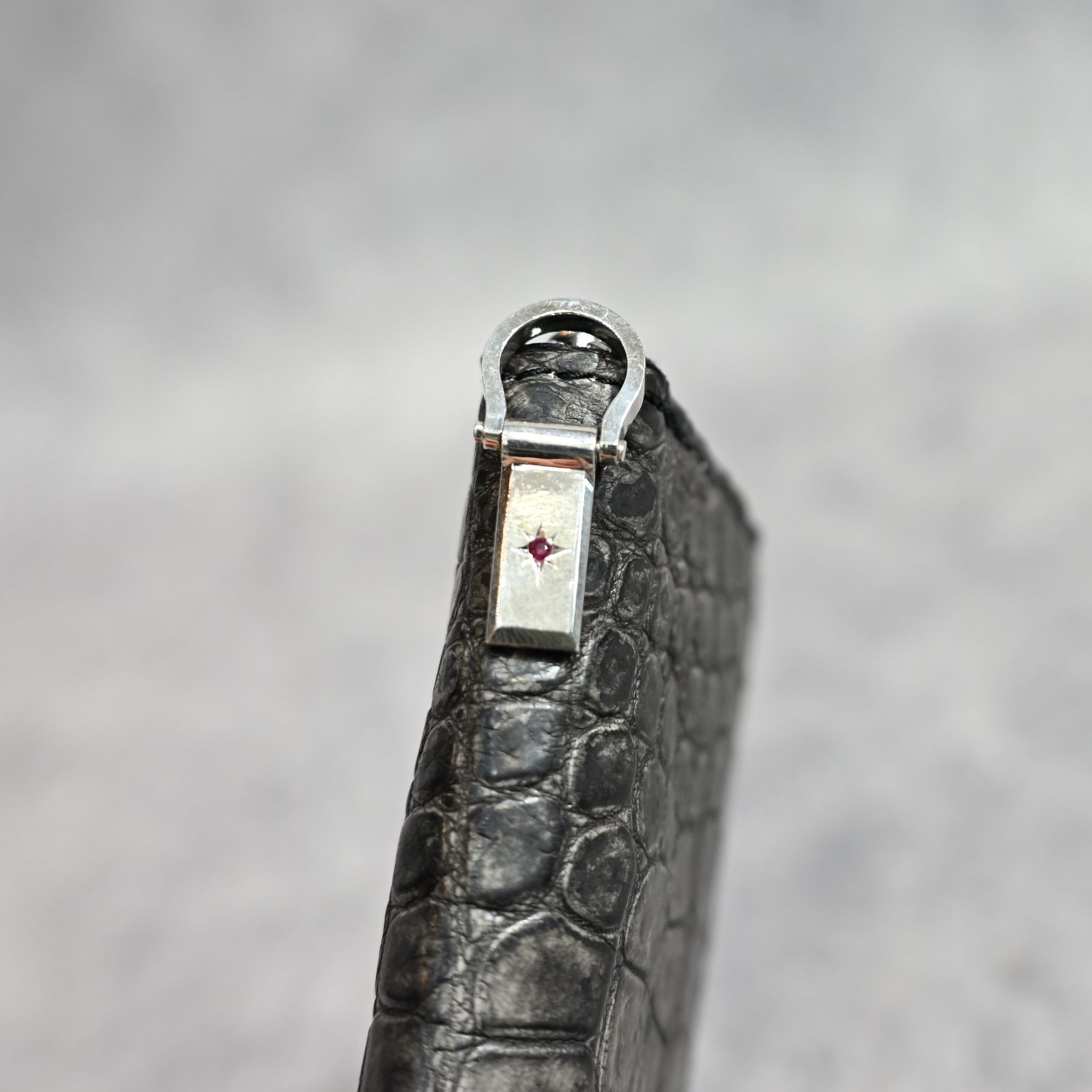 クロコ 墨染め+イタリアンバケッタ ミニラウンド財布 （SUMI / 墨グレー） 383-05