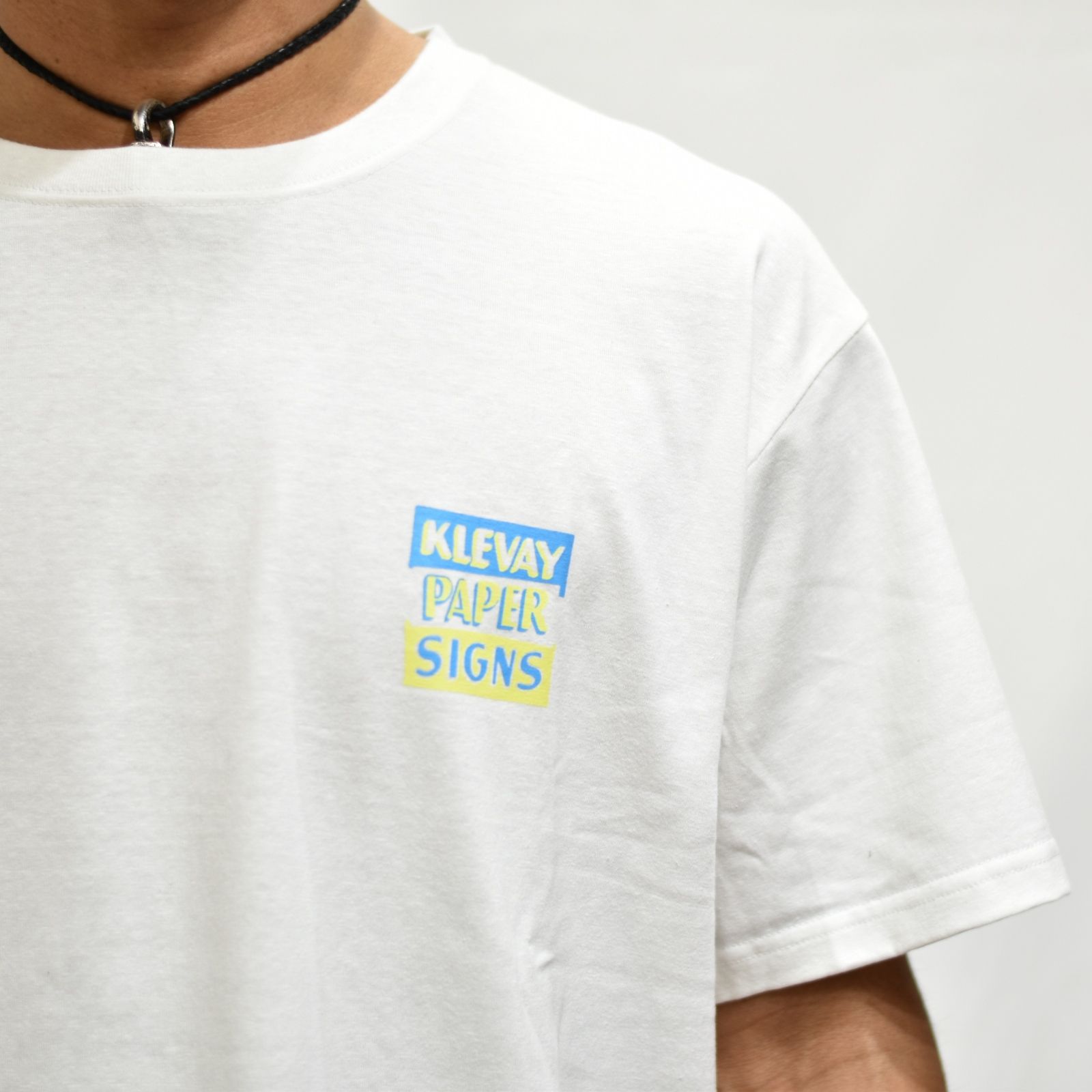 × Klevay Paper Signs アートTシャツ