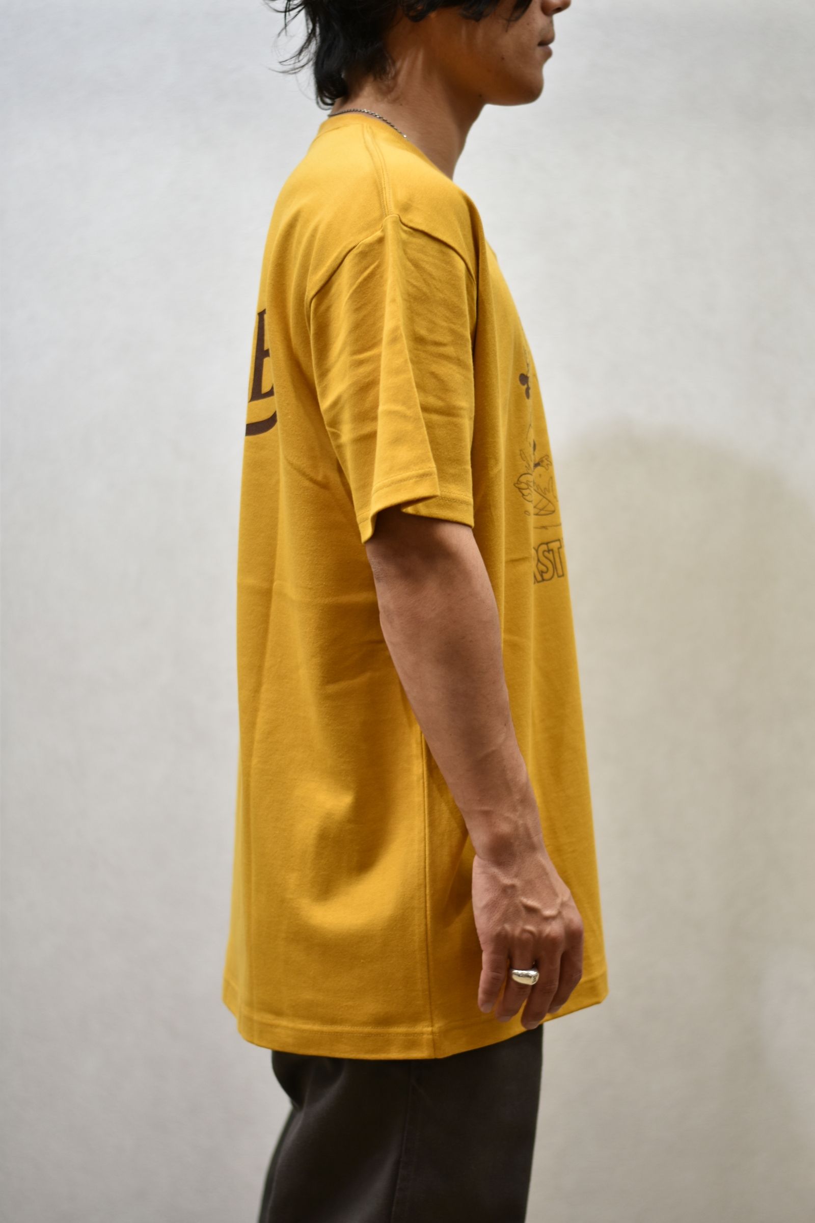 ×DISNEY MULTI PLAYER T-SHIRT (MUSTARD)