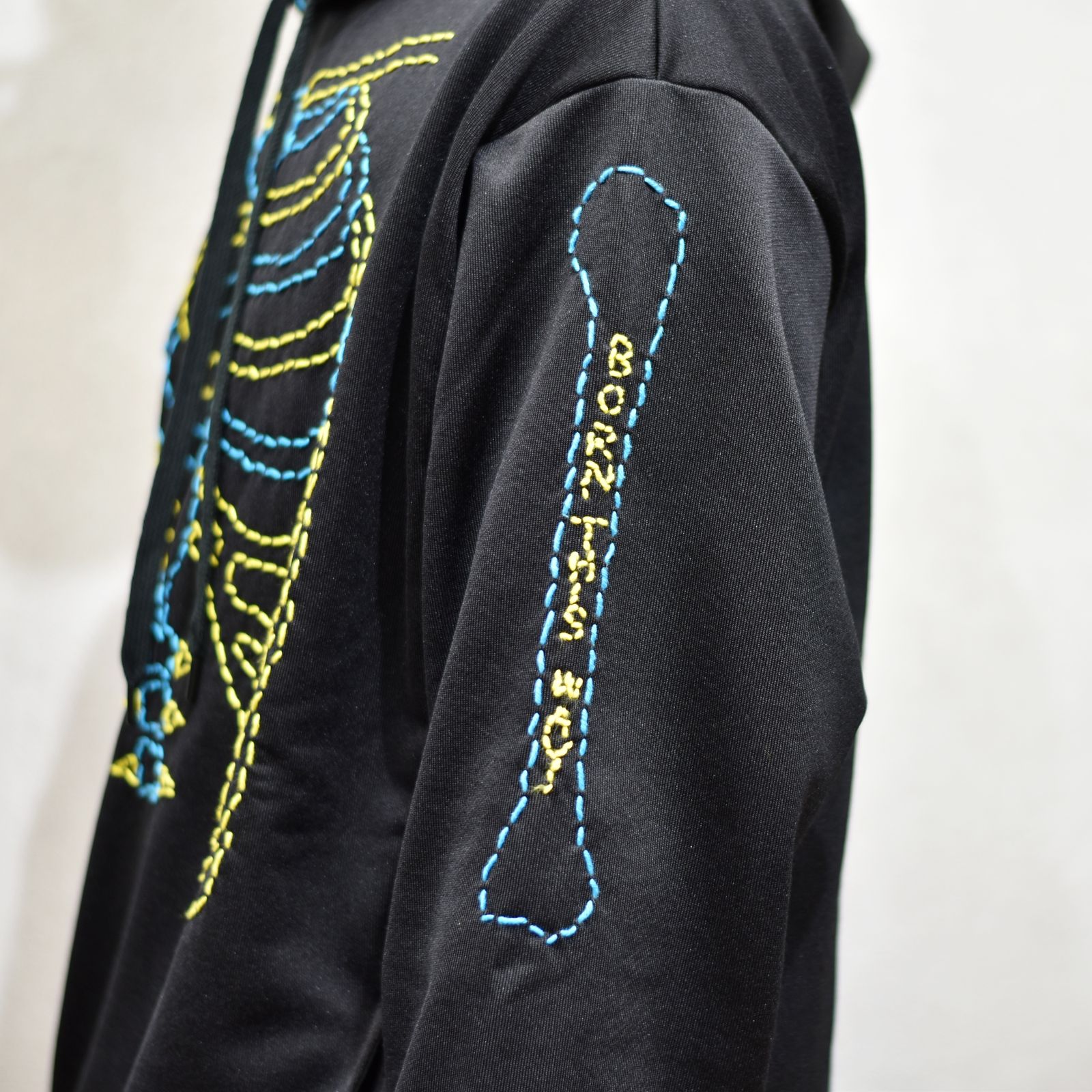 BORN EMB HOODIE ”
