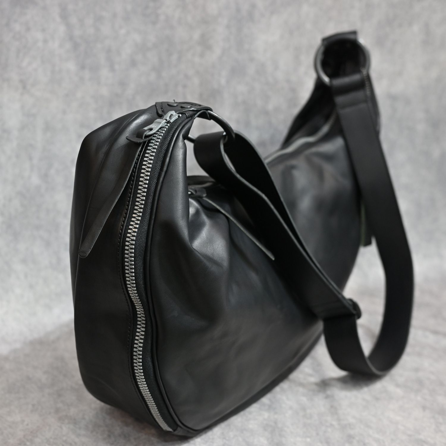 GUIDI オイルカーフ バナナバッグ ラージ （BLACK / ブラック） / 143-11