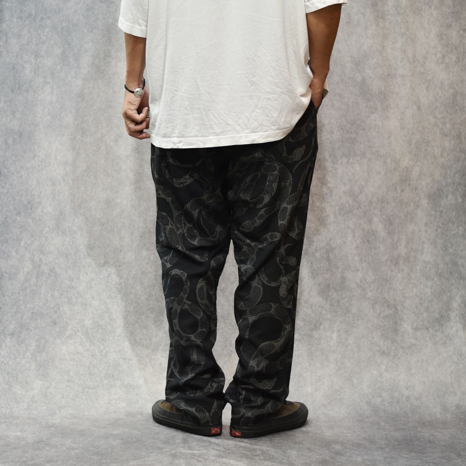 パンツ 046040 CALEE ALLOVER SNAKE PATTERN EASY CALEE - ALLOVER SNAKE PATTERN EASY TROUSERS ＜EXCLUSIVE