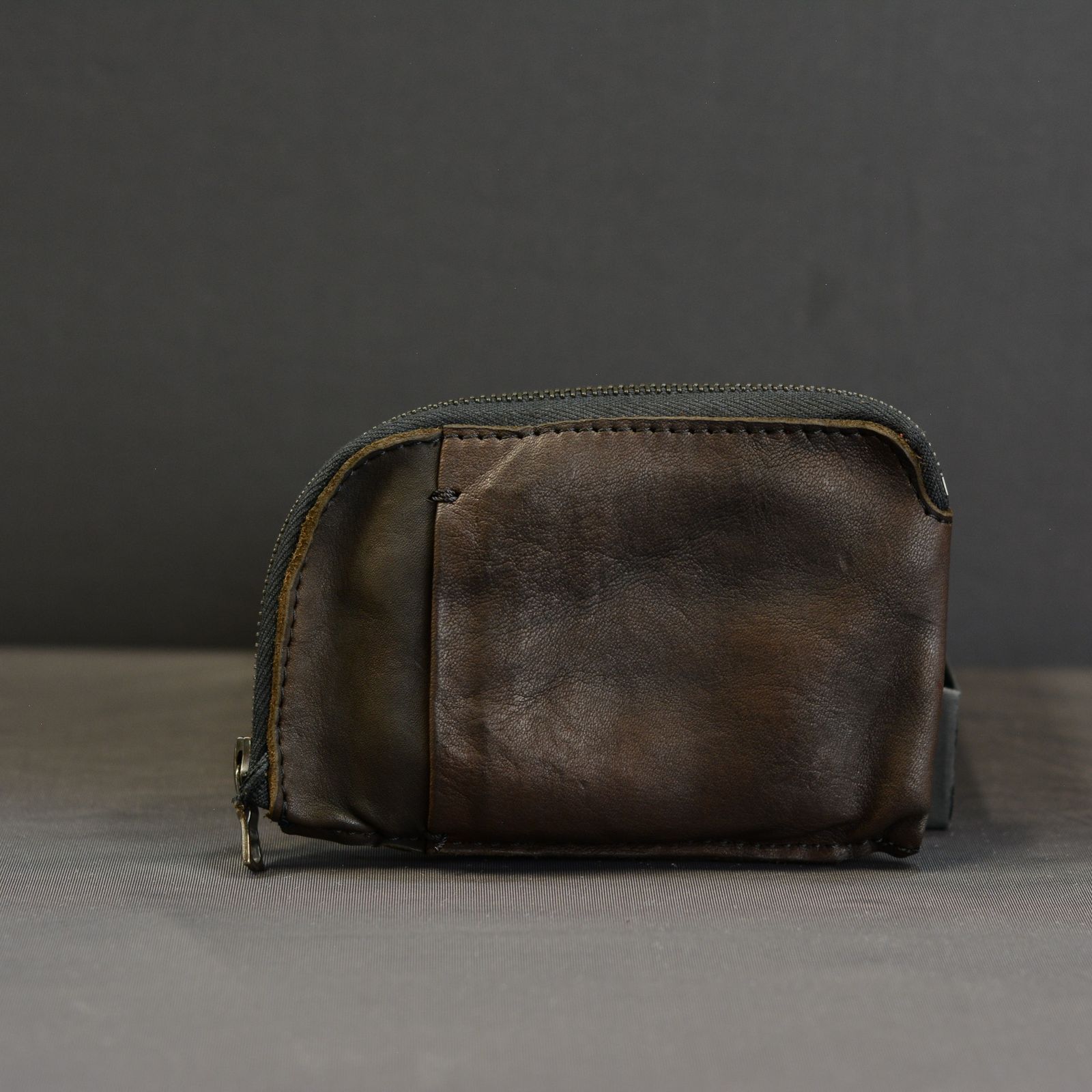 ダブルショルダーレザー 製品染め ZIP ウォレット （KHAKI）
