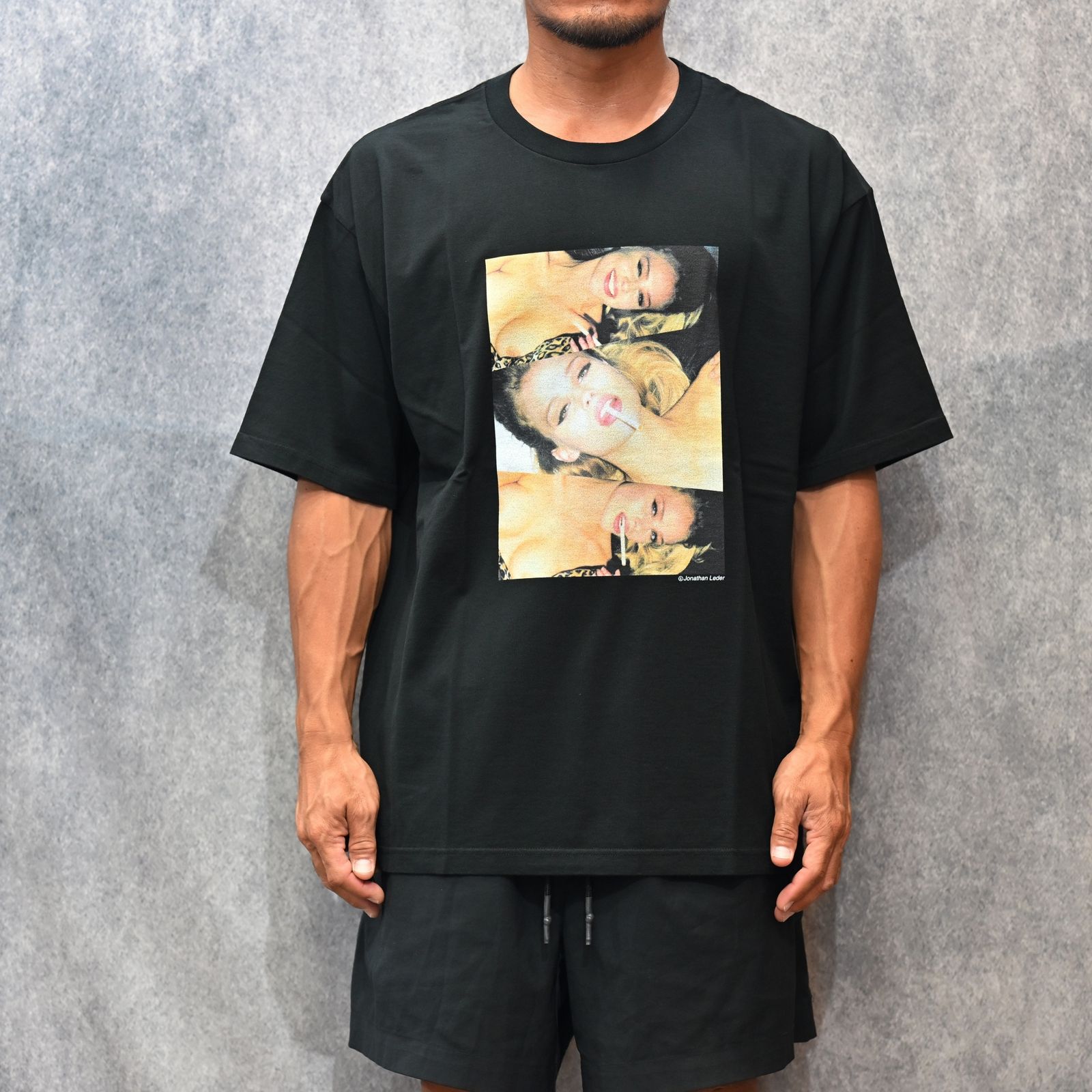 Jonathan Leder × Stie-lo "ALLIE" Crewneck T-SH （BLACK） / プリントTシャツ （ブラック） 25MND-STL003
