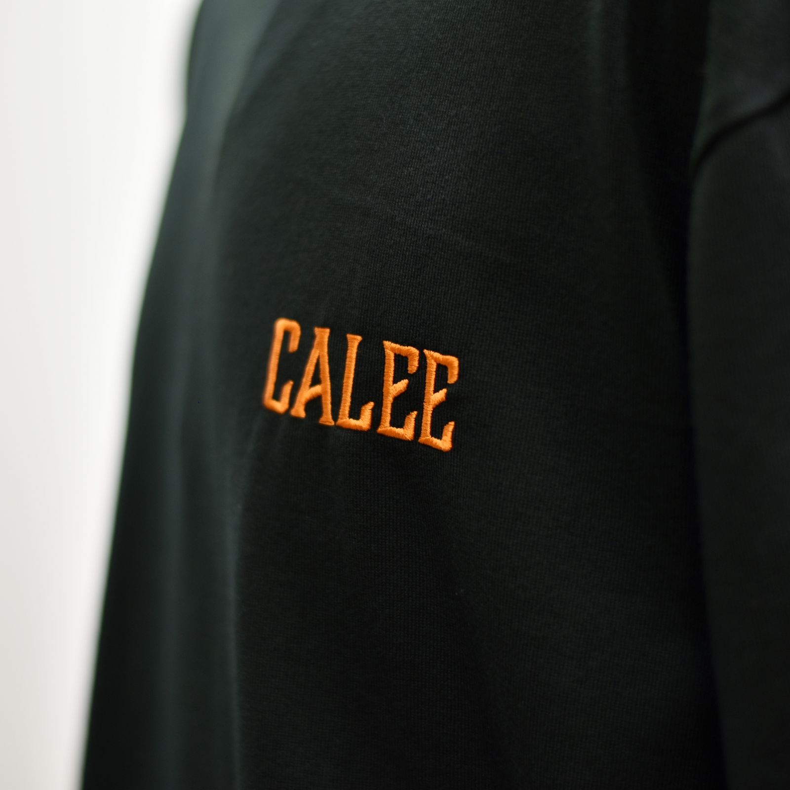 DROP SHOULDER LOGO EMBROIDERY T‐SHIRT LIMITED (BLACK.ORANGE) / ドロップショルダー ロゴ刺繍 Tシャツ