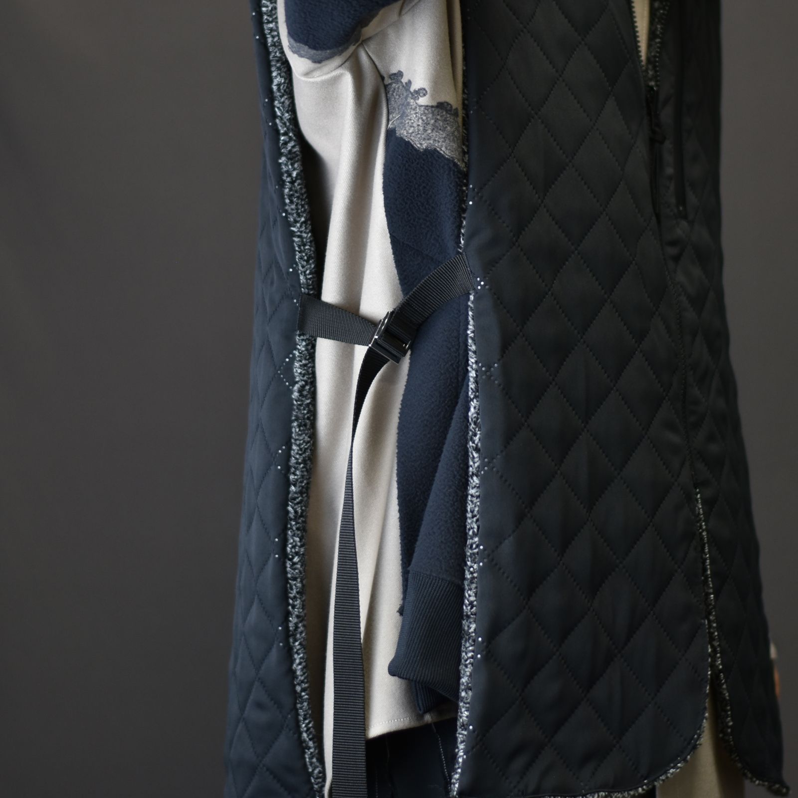 リバーシブルハイネックショールベスト / LB23AW-RVVE01-PSK (BLACK)
