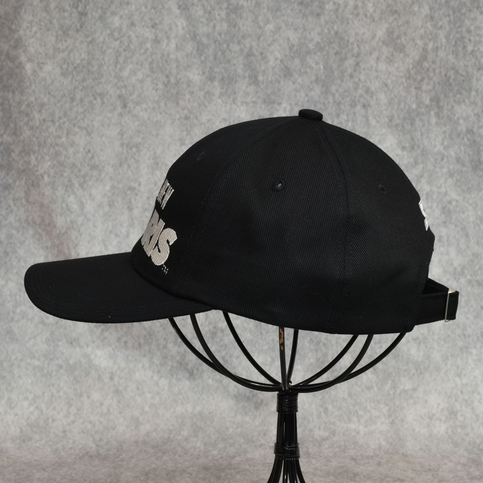 [FOOTBALL] Curved Visor Cap "TRAPBOY" (BLACK×BLACK)｜キャップ｜Y01008