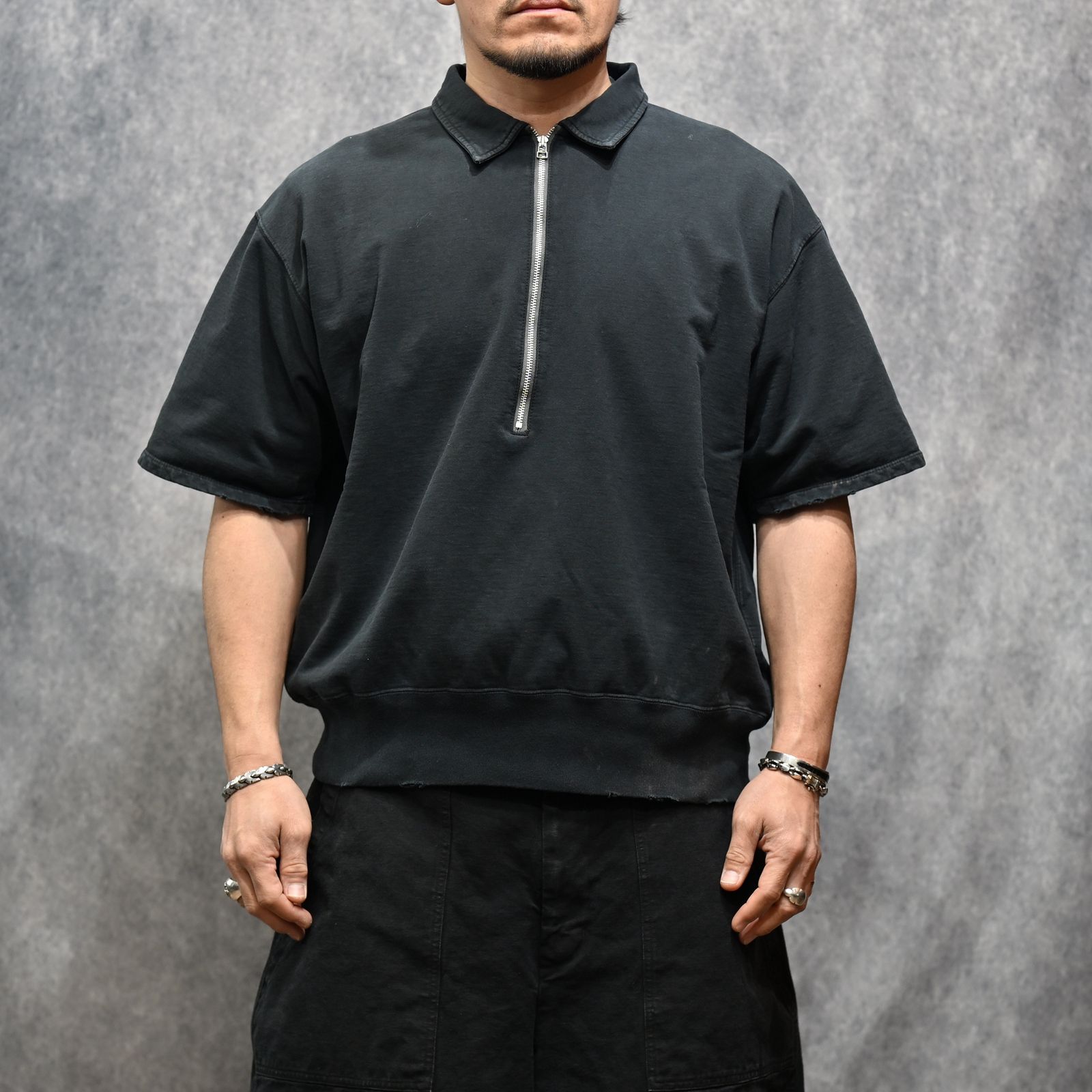 FRONT HALF ZIP SWEAT SHIRTS (BLACK / ブラック)  ハーフジップ スウェット ポロシャツ｜2601007