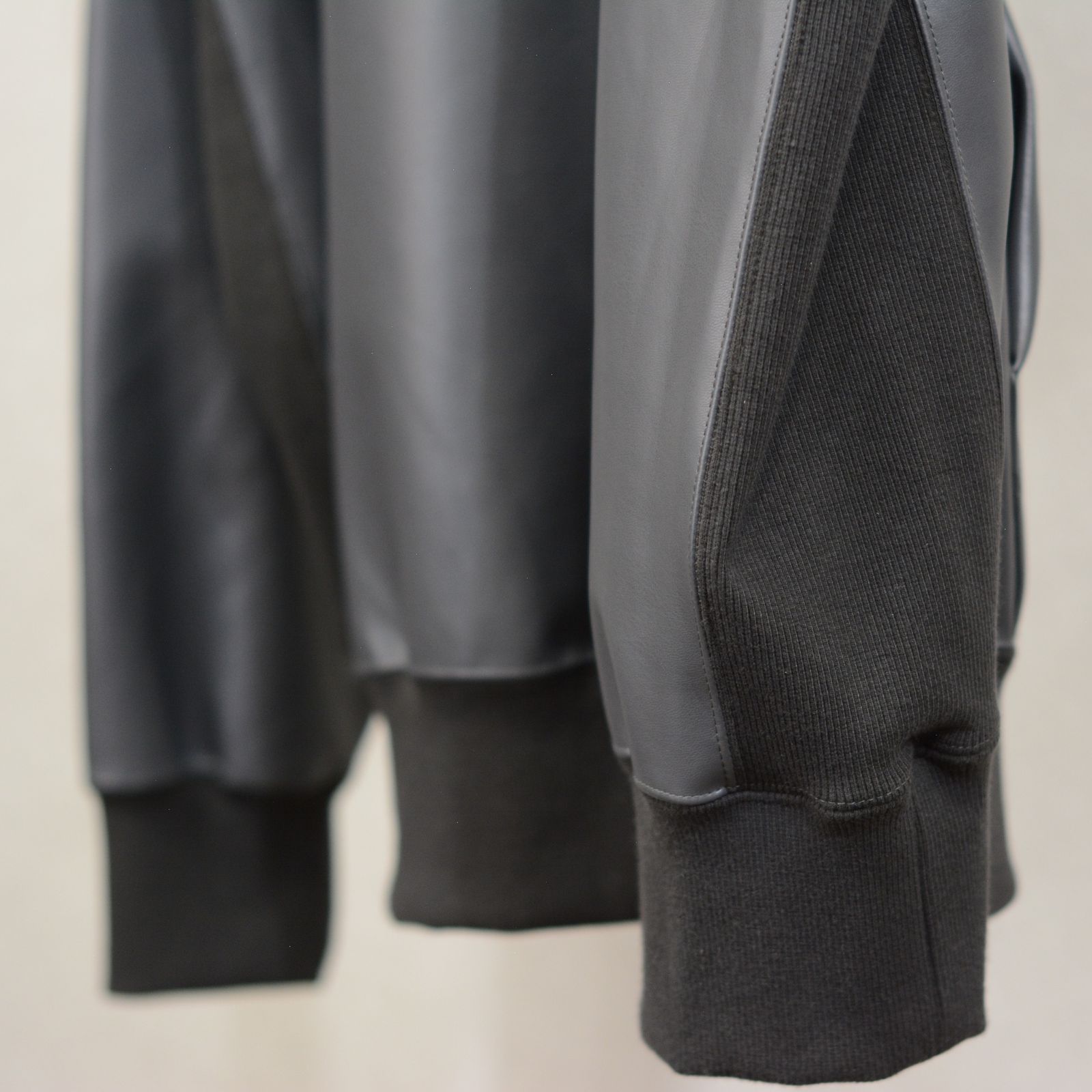 Stretch vegan leather lace-up hoodie （GREY）