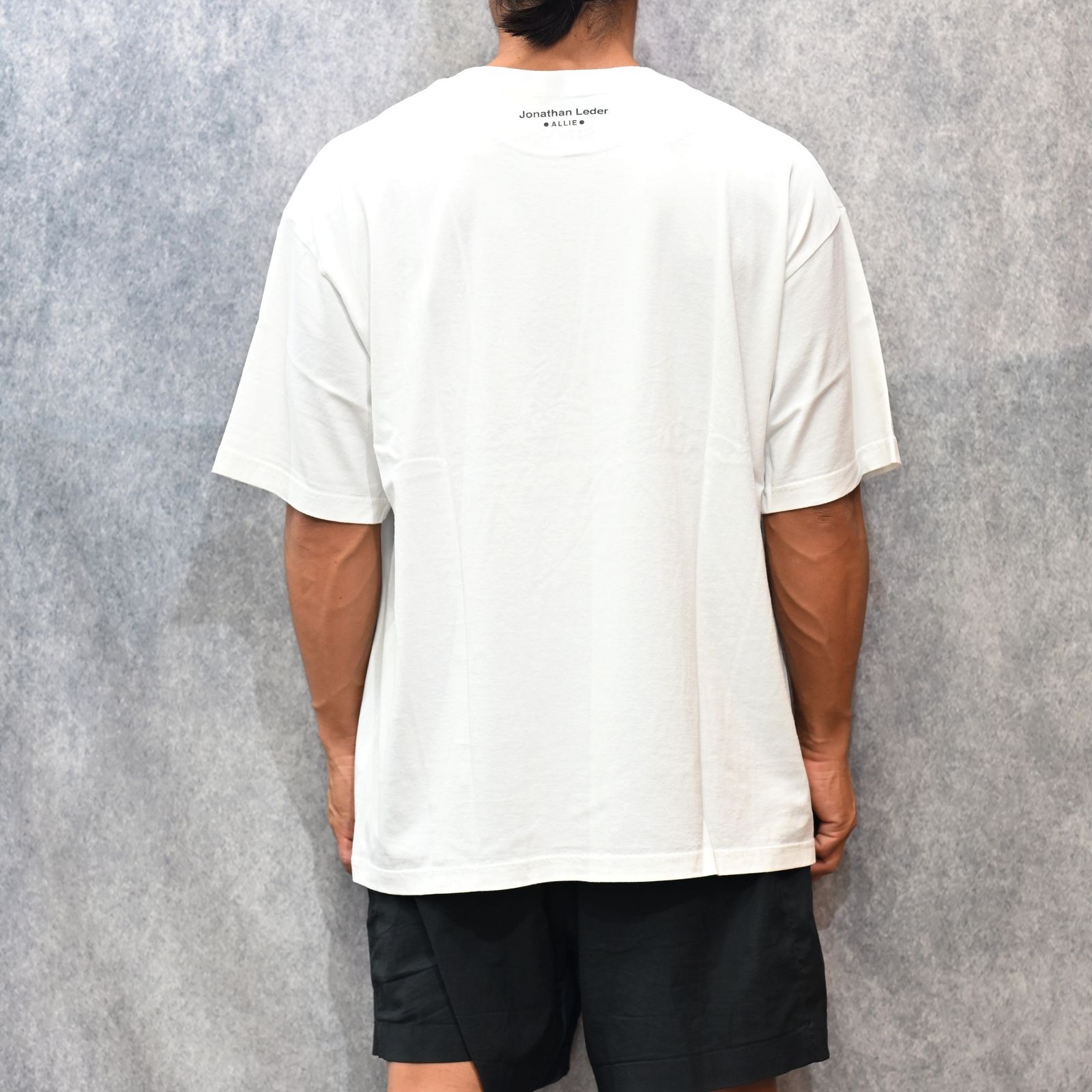 Jonathan Leder × Stie-lo "ALLIE" Crewneck T-SH （WHITE） / プリントTシャツ （ホワイト） 25MND-STL003