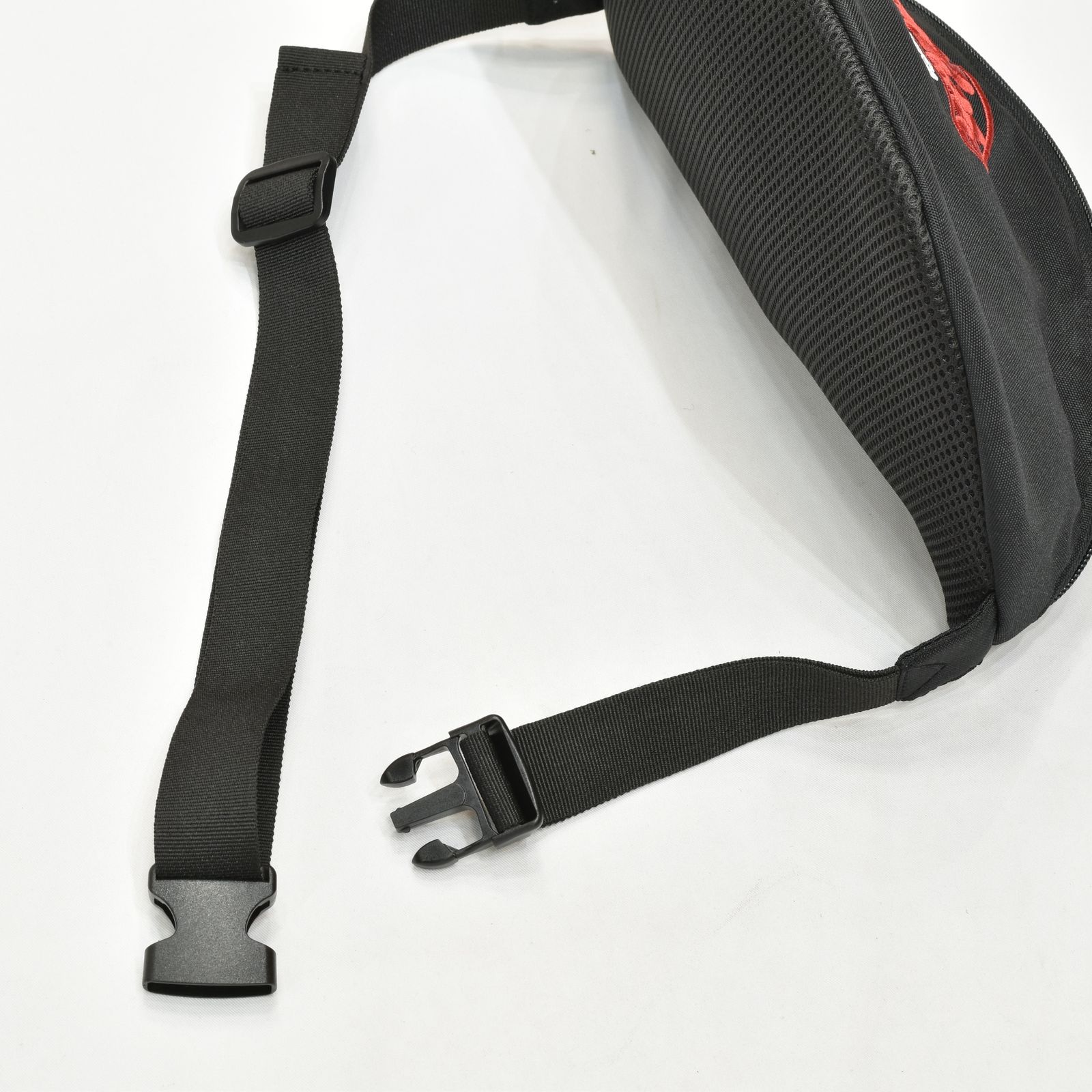 CUTRATE LOGO SLING BACKPACK  (BLACK/RED)