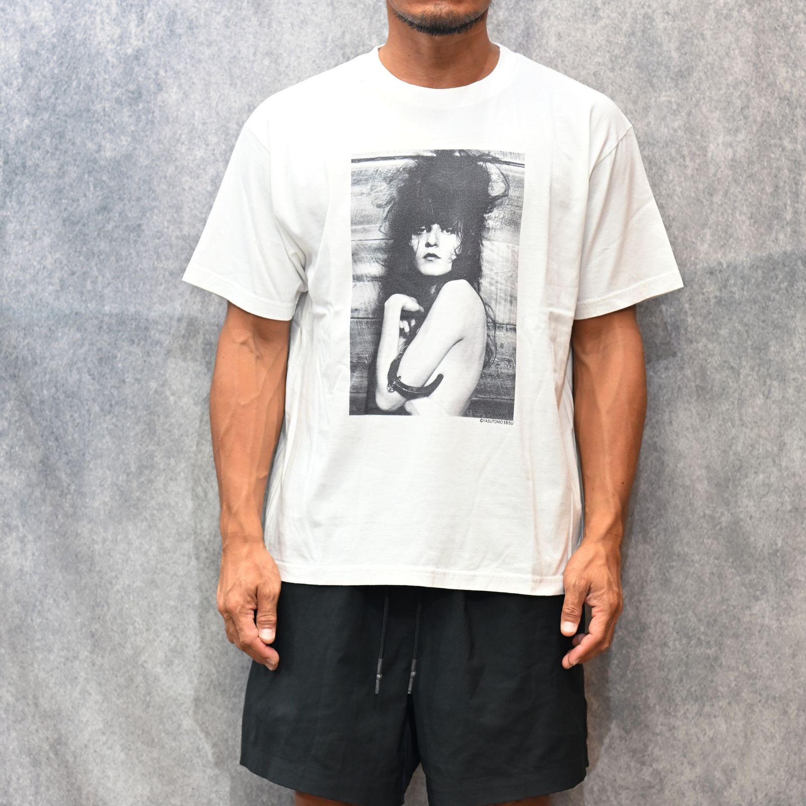 Stie-lo × Irina.L "Sideways figure" T-SH （WHITE） / プリントTシャツ （ホワイト） 25MND-STL007