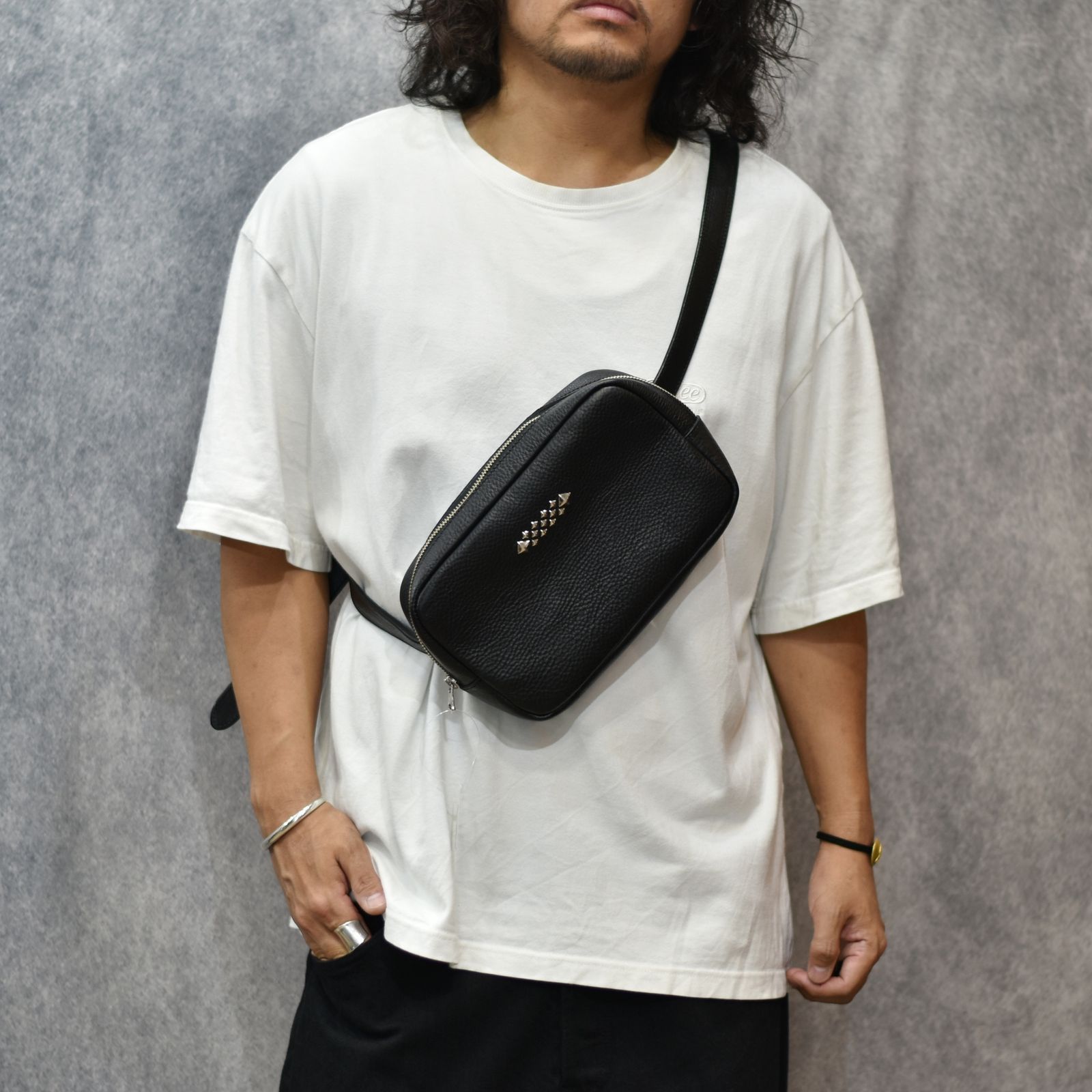 STUDS LEATHER BODY BAG (BLACK)｜ボディバッグ ウエストポーチ セカンドバッグ｜CL-25AW005LE