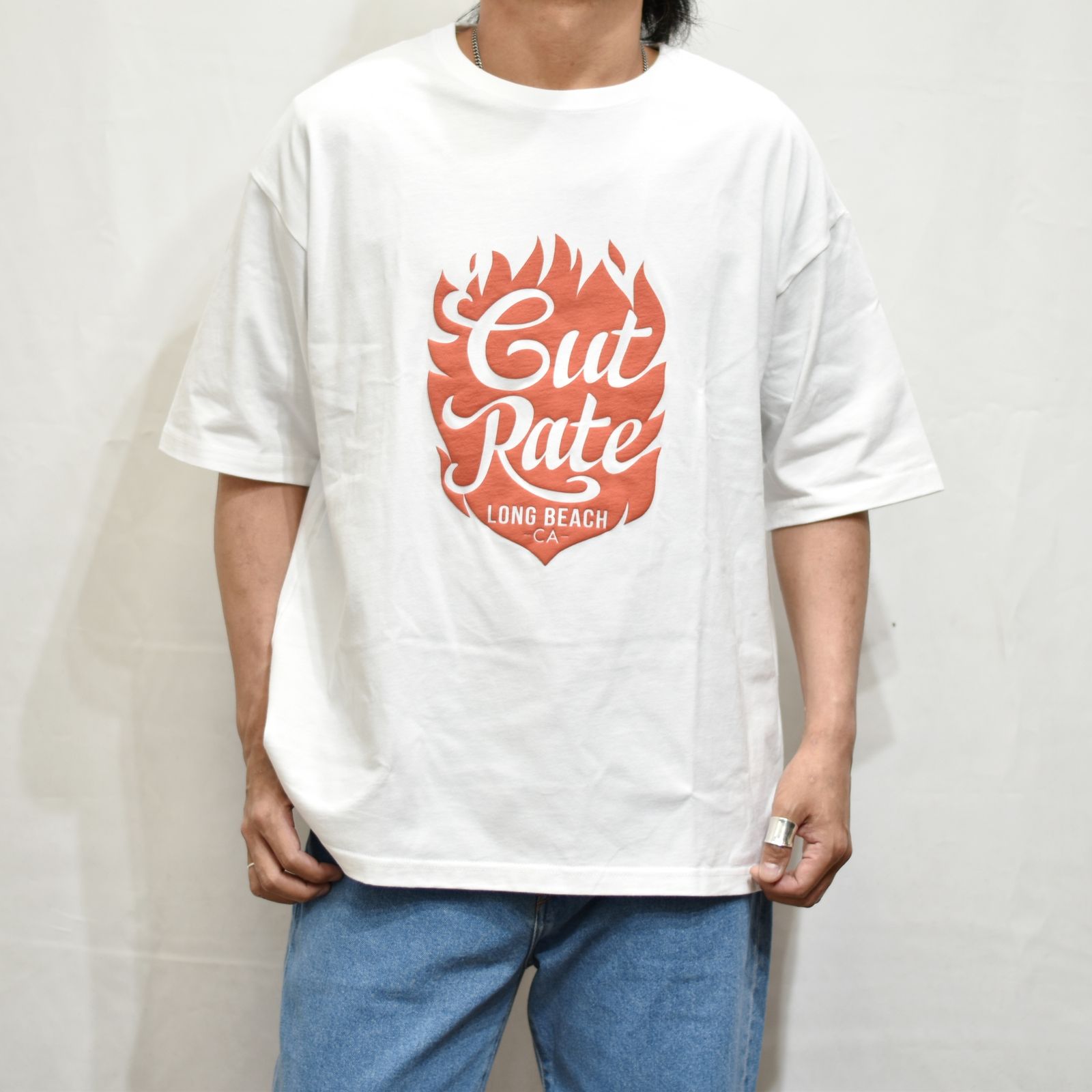 CUTRATE FLAME FLOCKY LOGO DROPSHOULDER S/S -T-SHIRT (WHITE)