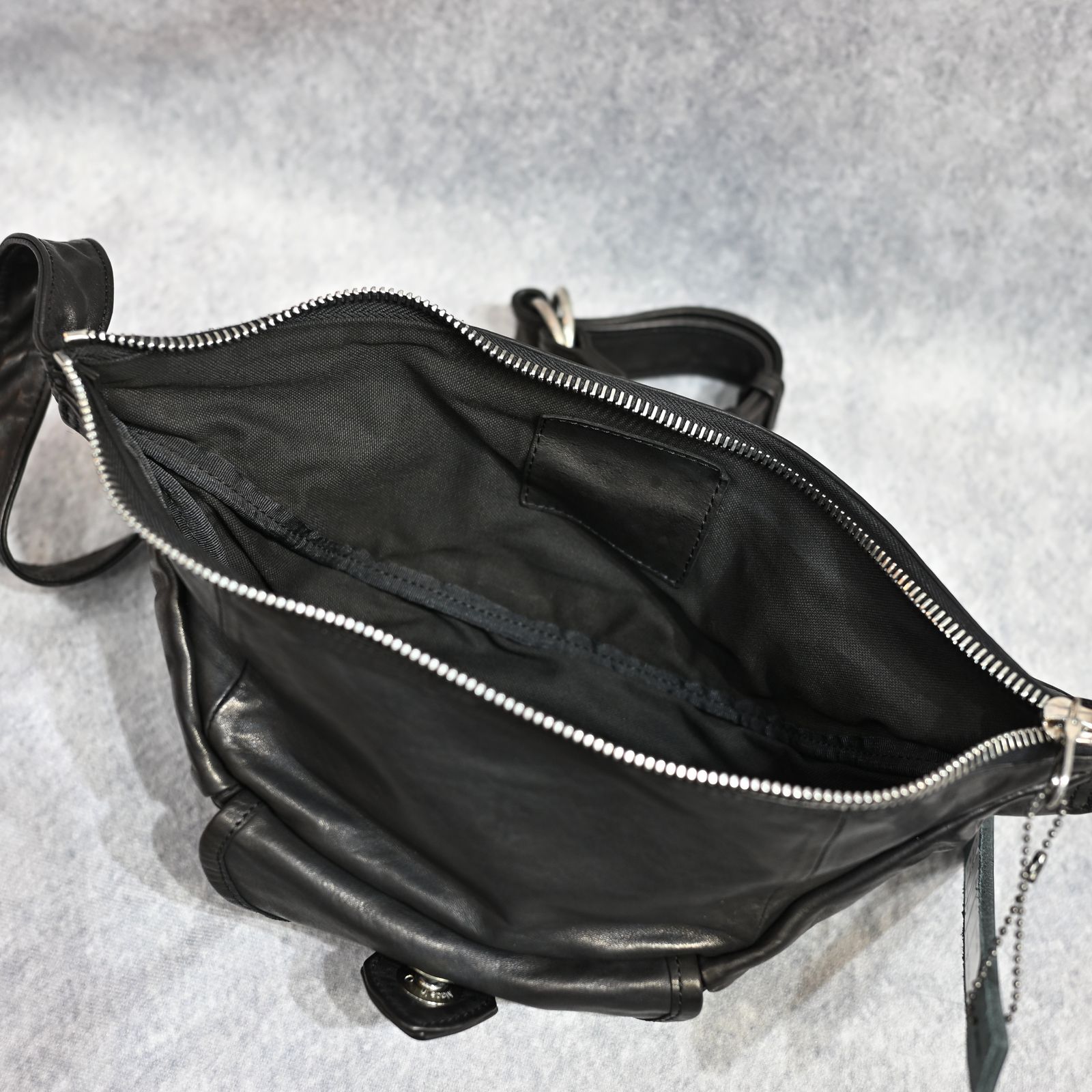 イタリー ダブルショルダー製品染め ウエストバッグ （BLACK / ブラック）｜243-04