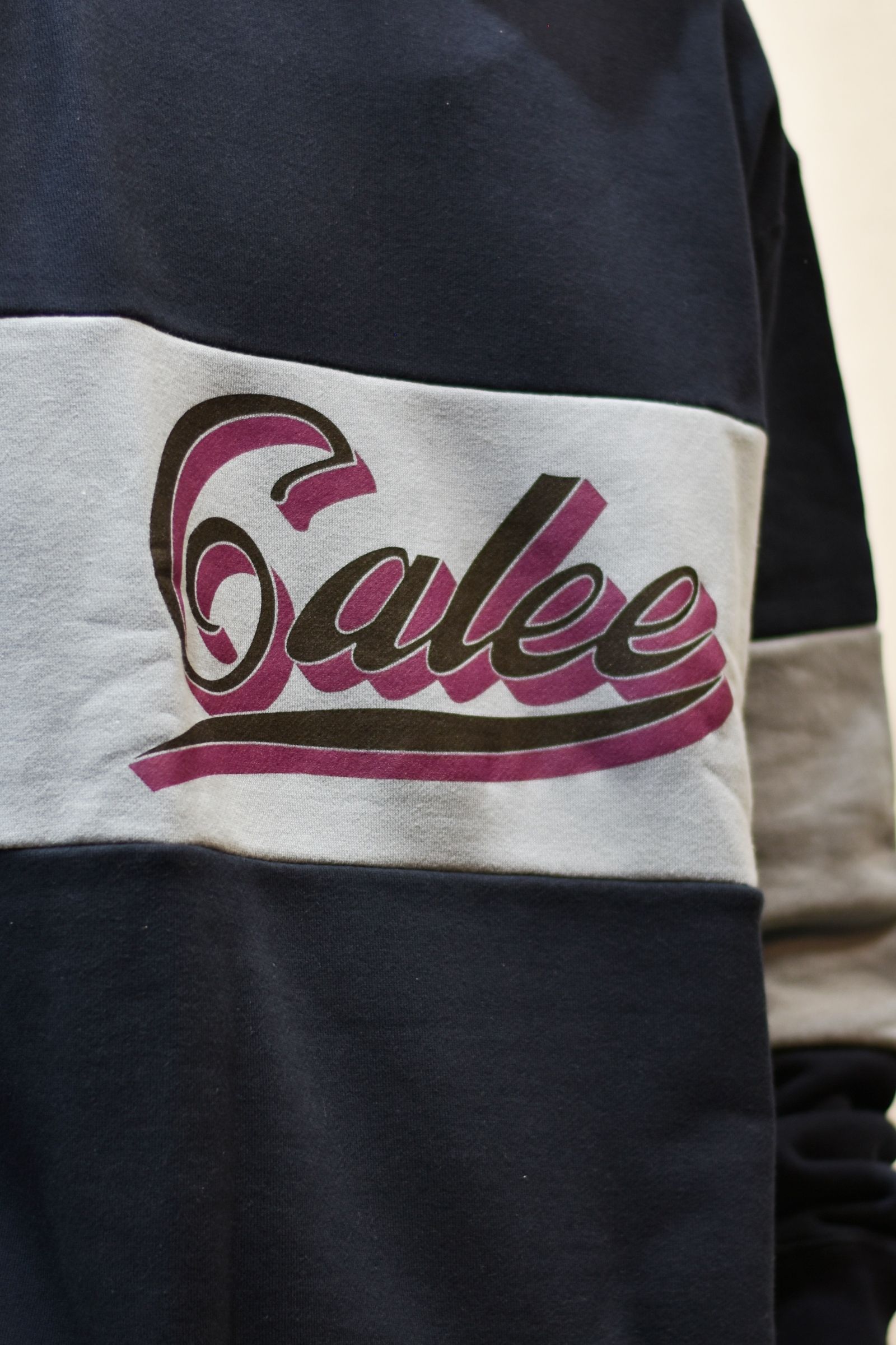 CALEE LOGO CONTRASTING FABRIC CREW NECK SWEAT (NAVY)