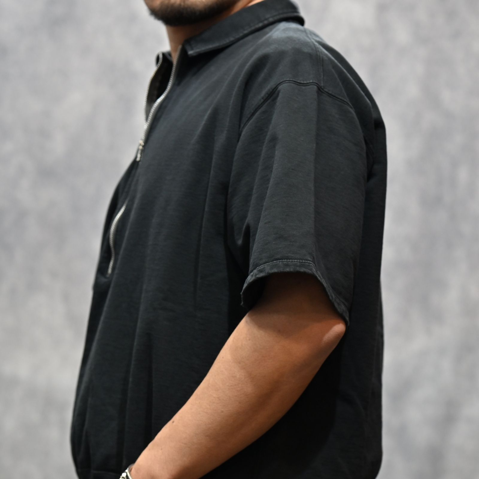 FRONT HALF ZIP SWEAT SHIRTS (BLACK / ブラック)  ハーフジップ スウェット ポロシャツ｜2601007