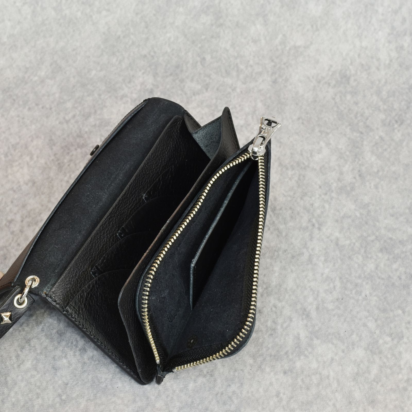 PLANE LEATHER LONG WALLET ＜STUDS CHARM＞ (BLACK)｜プレーン レザー ロングウォレット 長財布 ＜スタッズチャーム＞｜CL-25AW018LE