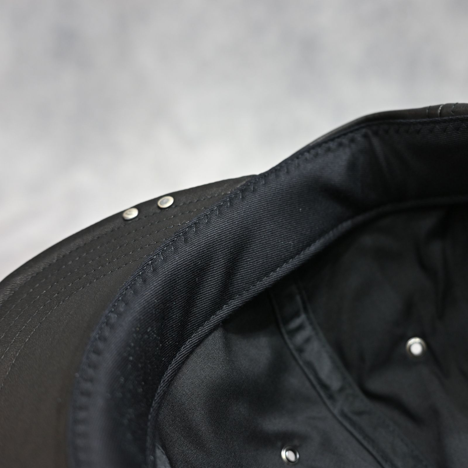 ファニチャーレザー ディア調仕上げ フラット キャップ （BLACK / ブラック）｜893-05