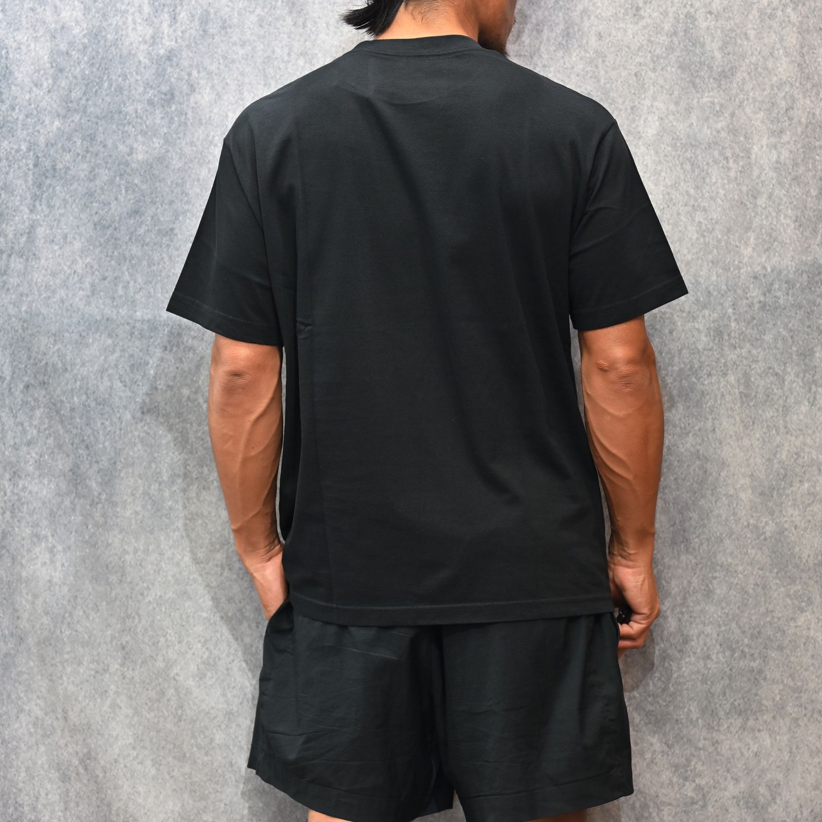 Stie-lo × Irina.L "The front" T-SH （BLACK） / プリントTシャツ （ブラック） 25MND-STL008