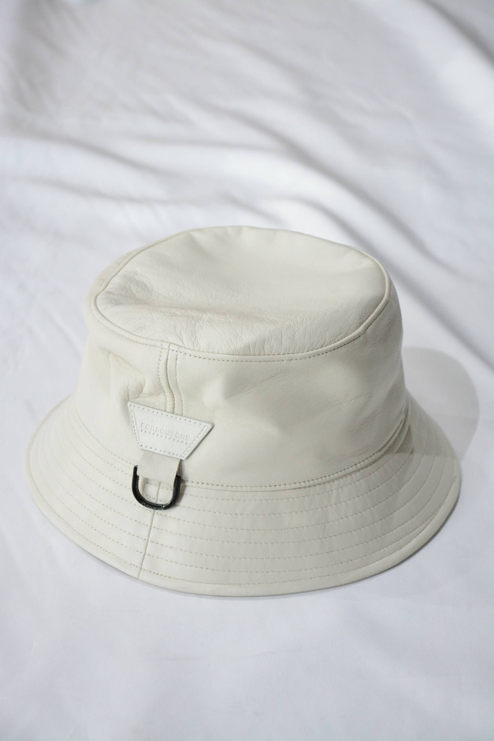 ”LEATHER MOUNT HAT
