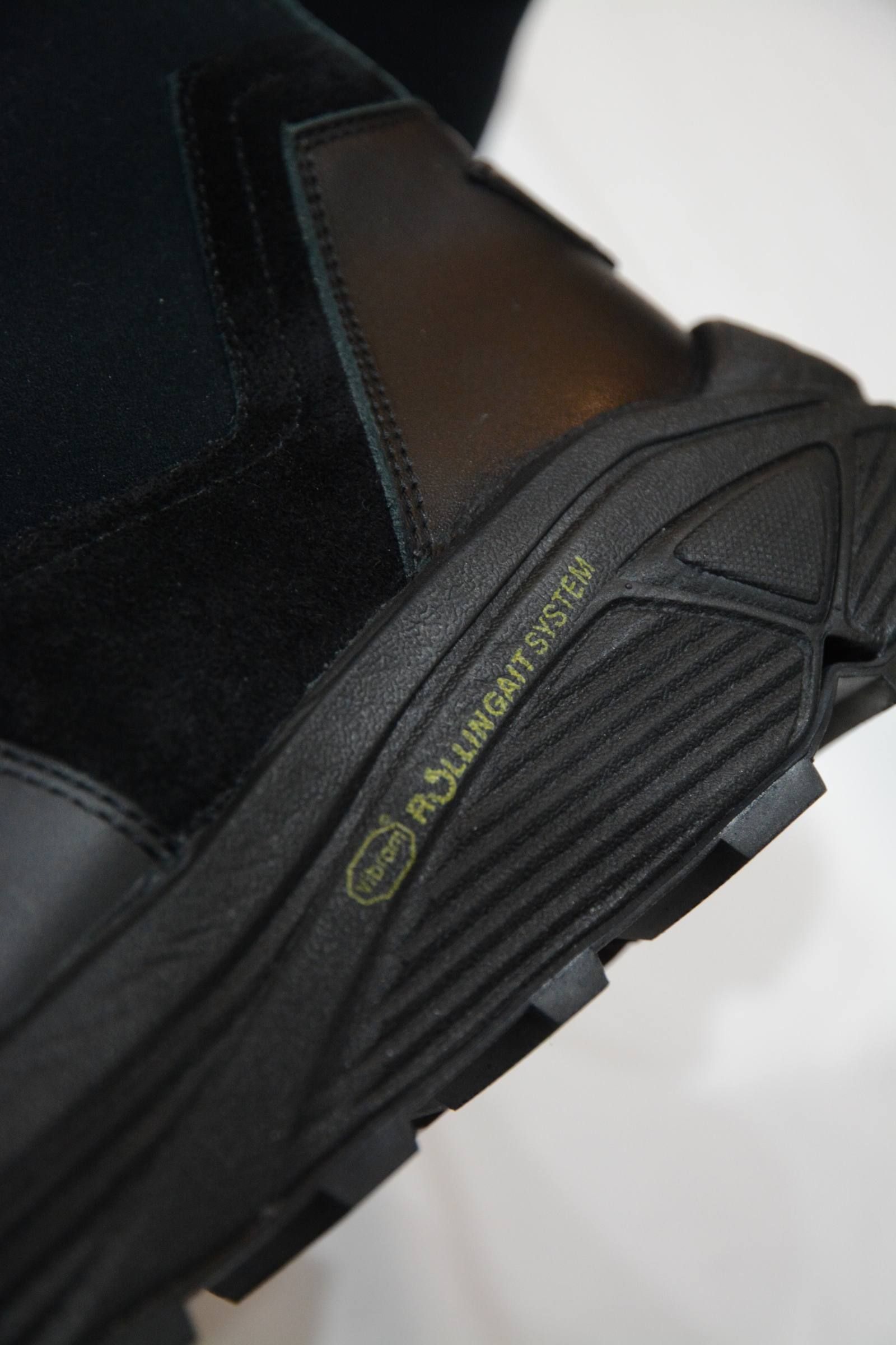 MOUNT BOOTS”