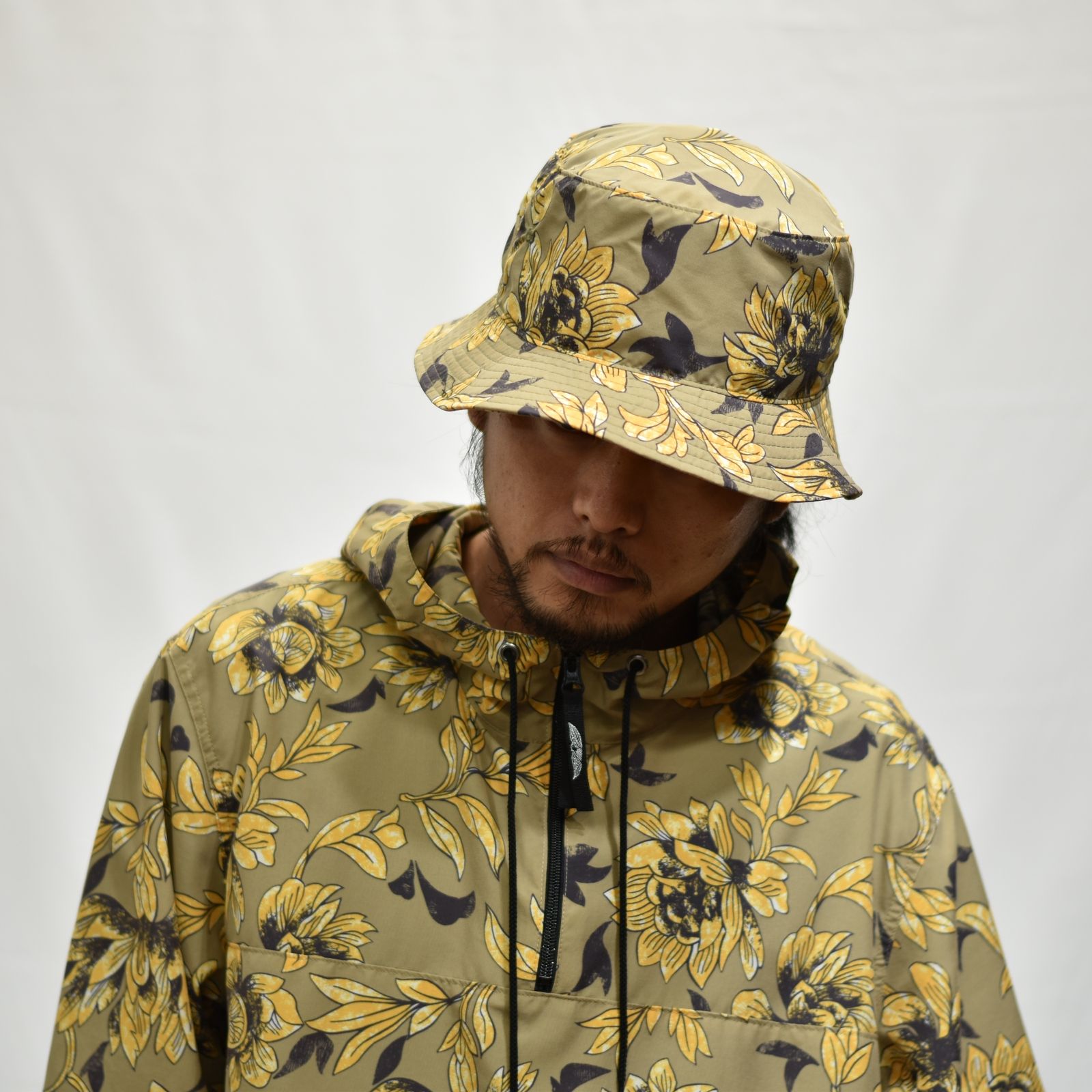 CALEE - ALLOVER FLOWER PATTERN BUCKET HAT (KHAKI 