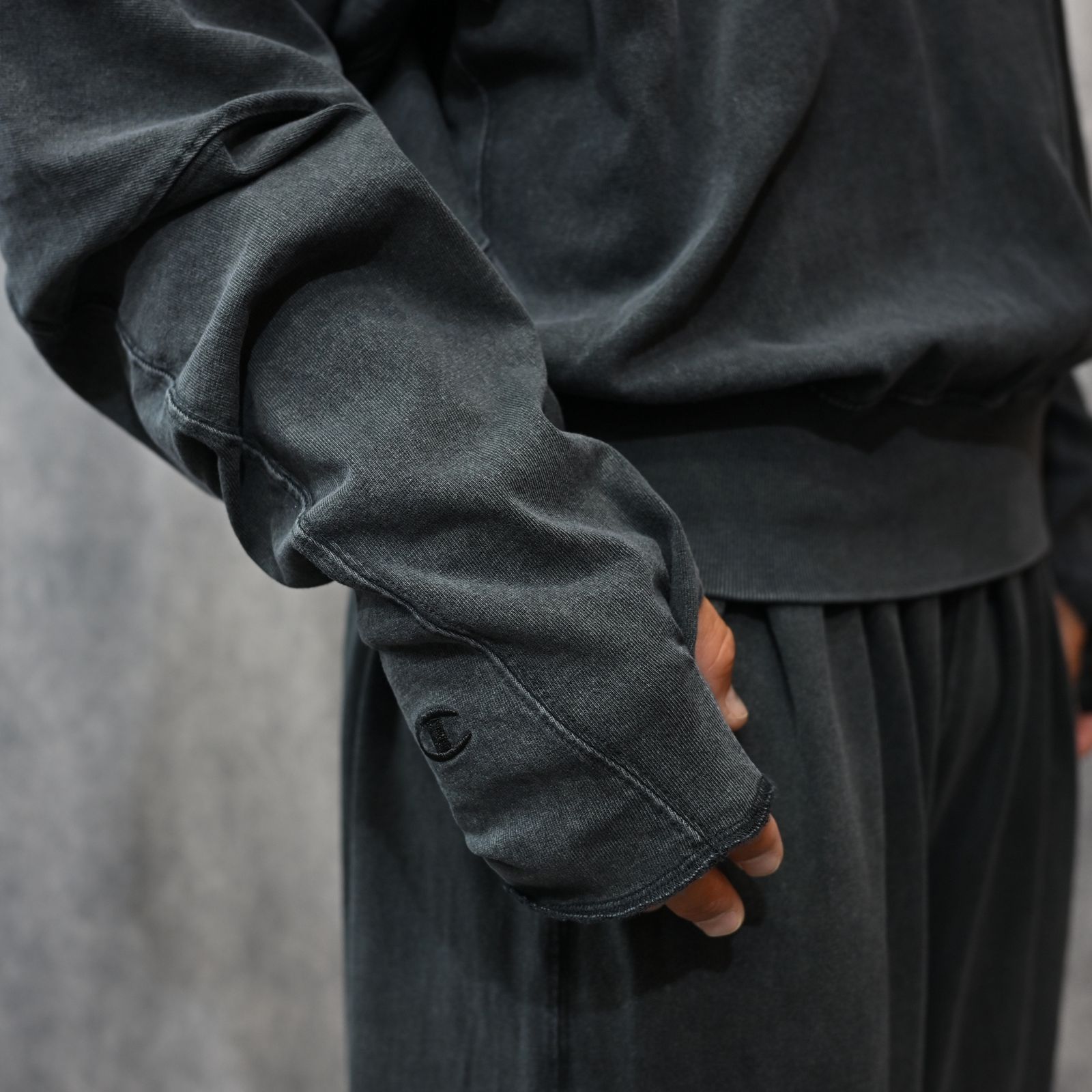 Champion “NEW WEAVE” LONGSLEEVE T-SHIRT （CHARCOAL）｜チャンピオン ニューウィーブ トレーナー｜C8-C216