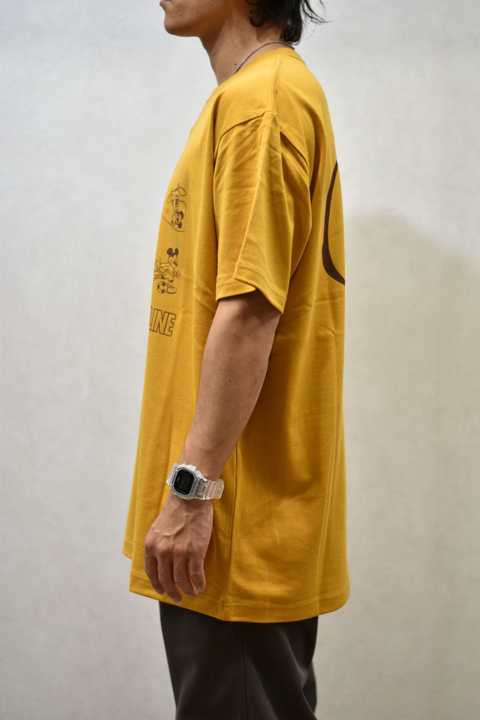 ×DISNEY MULTI PLAYER T-SHIRT (MUSTARD)