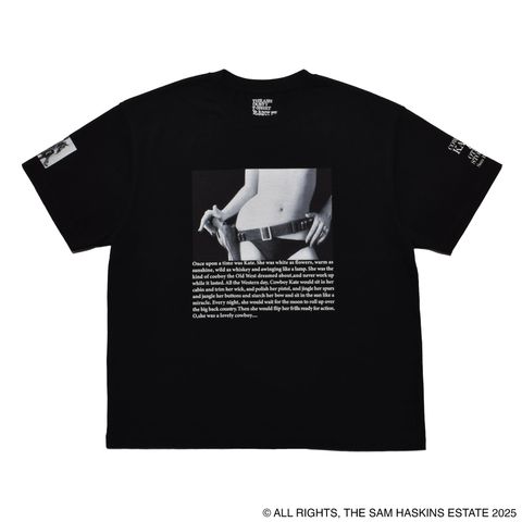Sam Haskins×Stie-lo “holster Tee （BLK）｜サム・ハスキンス×スティーロ ホルスター プリントTシャツ｜25MND-STL006