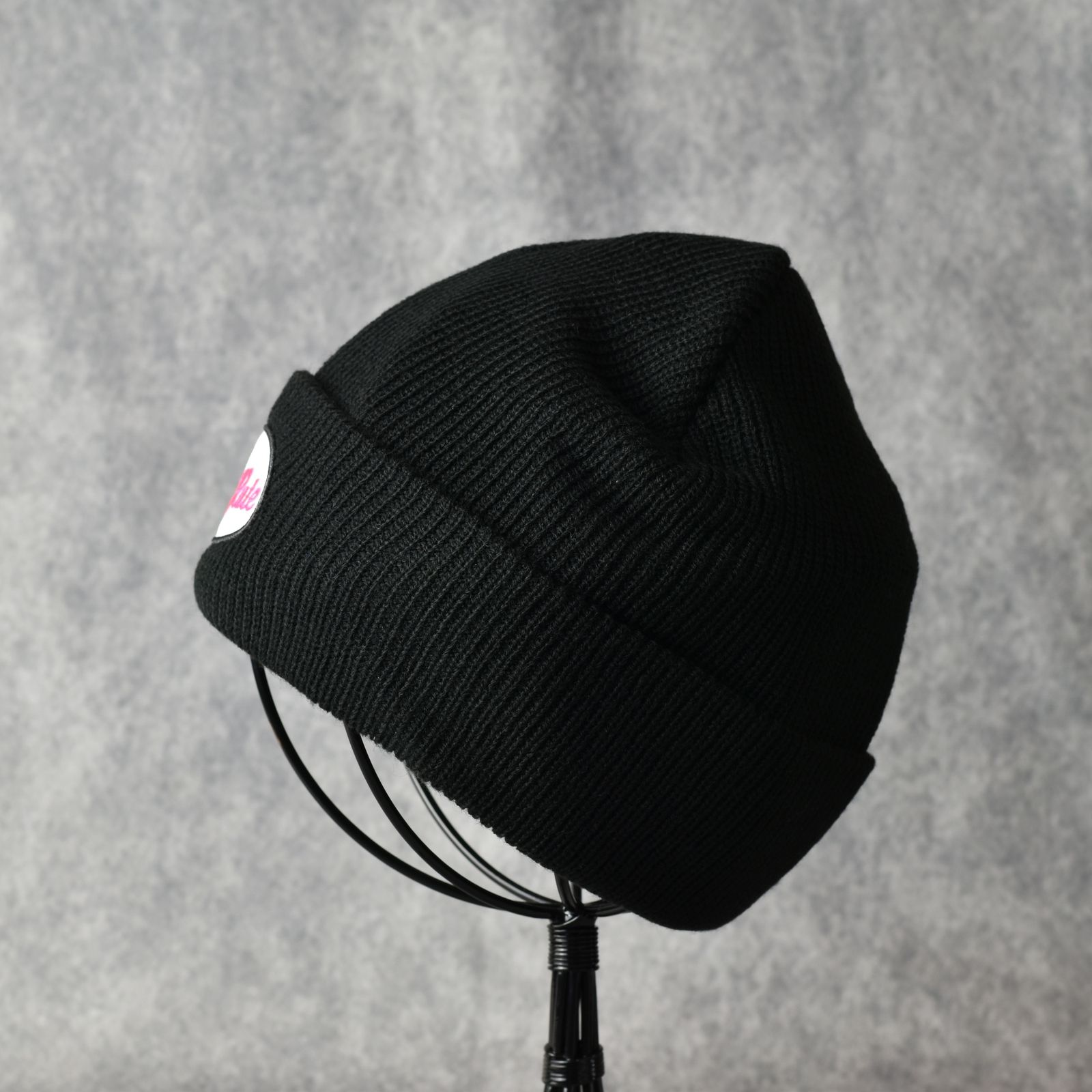 CUTRATE WAPPEN KNIT CAP (BLACK × PINK) / カットレイト ワッペン ニットキャップ