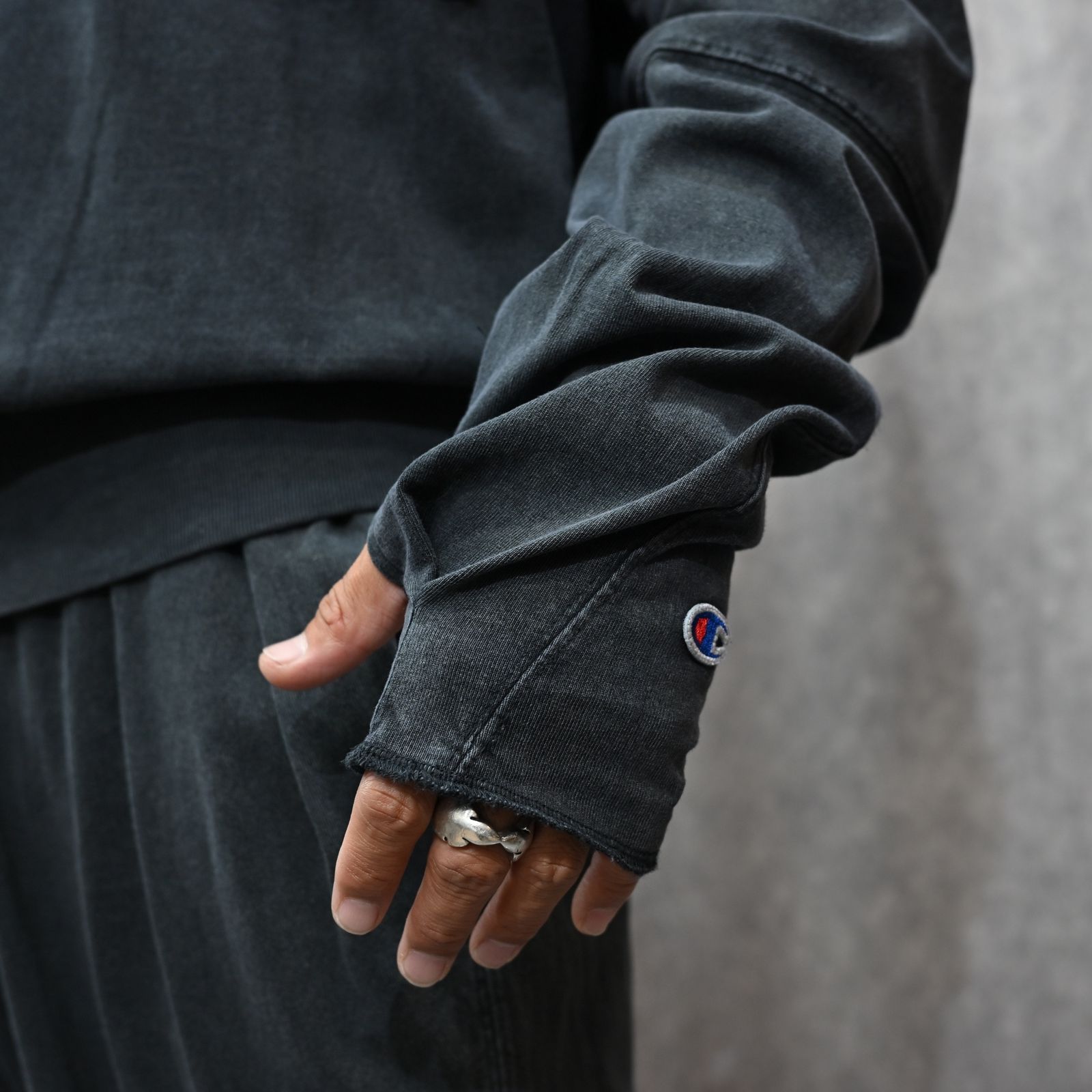 Champion “NEW WEAVE” LONGSLEEVE T-SHIRT （CHARCOAL）｜チャンピオン ニューウィーブ トレーナー｜C8-C216