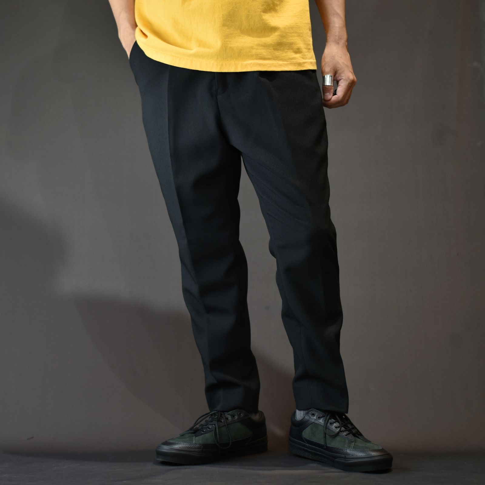 CALEE - Vintage type tropical cloth tapered easy slacks (Black) / ヴィンテージタイプ  トロピカルクロス テーパードイージースラックス | chord online store