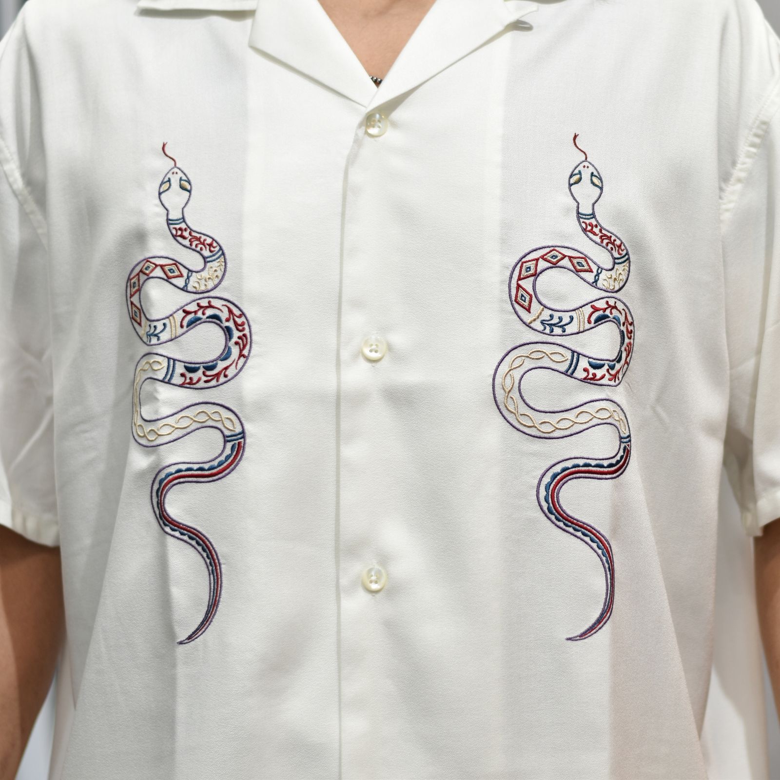 EMBROIDERY SNAKE S/S SH ＜MIHO MURAKAMI DESIGN＞ (WHITE)｜× 村上実帆 スネーク 刺繍 半袖シャツ｜CL-26SS001MM