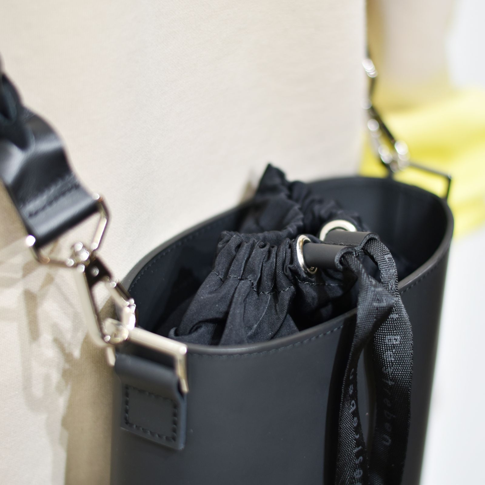 ラバーライクレザーミニバッグ / LB22AW-BAG01 (BLACK)